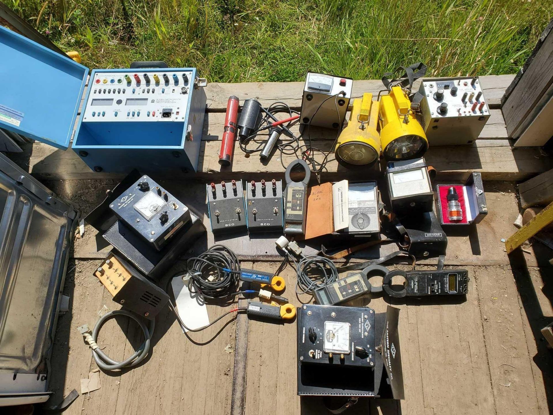 lot of electronic and testers / lot de testeur et d'electronique