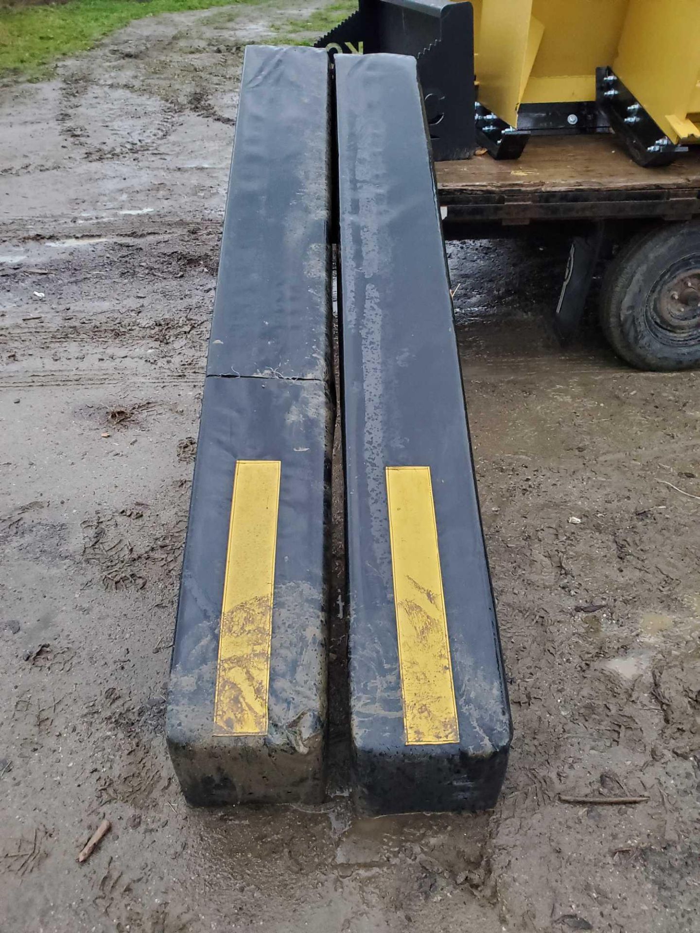 loading dock pads / coussins de quai de chargement