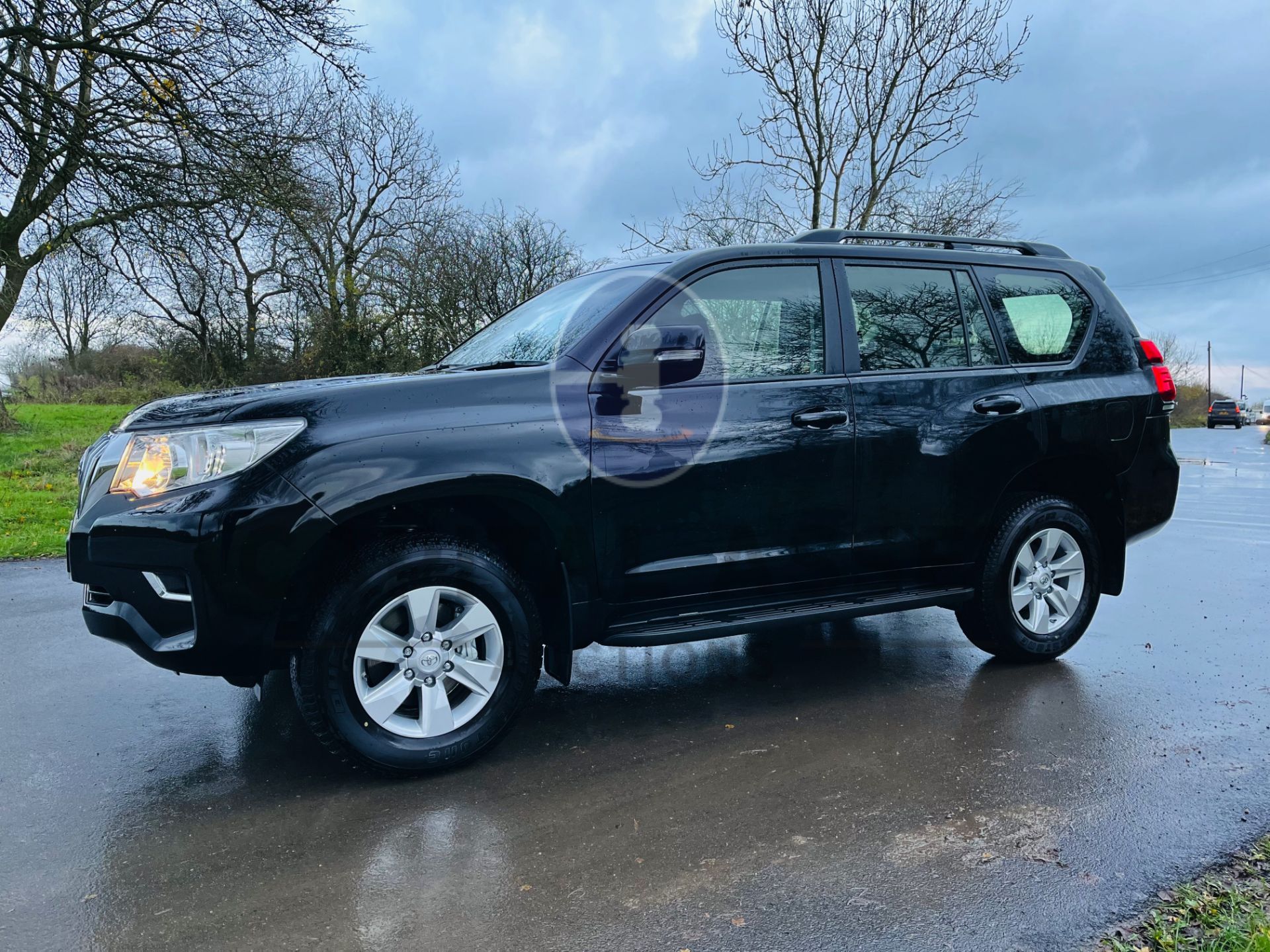 TOYOTA LAND CRUISER 2.8D-4D "ACTIVE" 7 SEATER LWB (72 REG) 1 OWNER - AC - CARPLAY NAV - REAR CAMERA