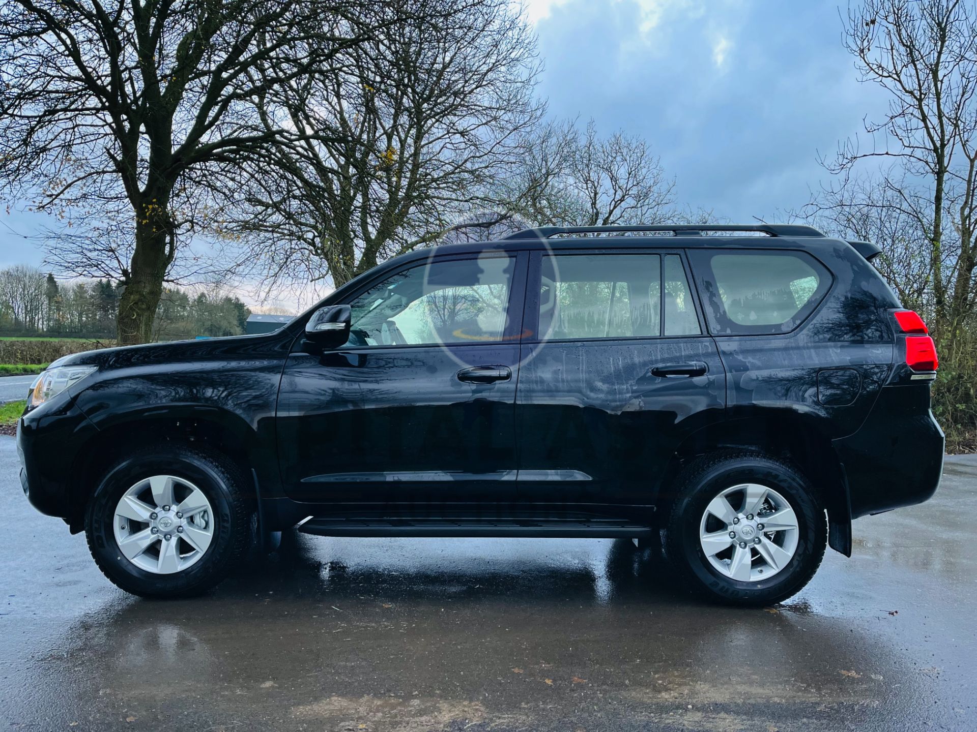 TOYOTA LAND CRUISER 2.8D-4D "ACTIVE" 7 SEATER LWB (72 REG) 1 OWNER - AC - CARPLAY NAV - REAR CAMERA - Image 12 of 38