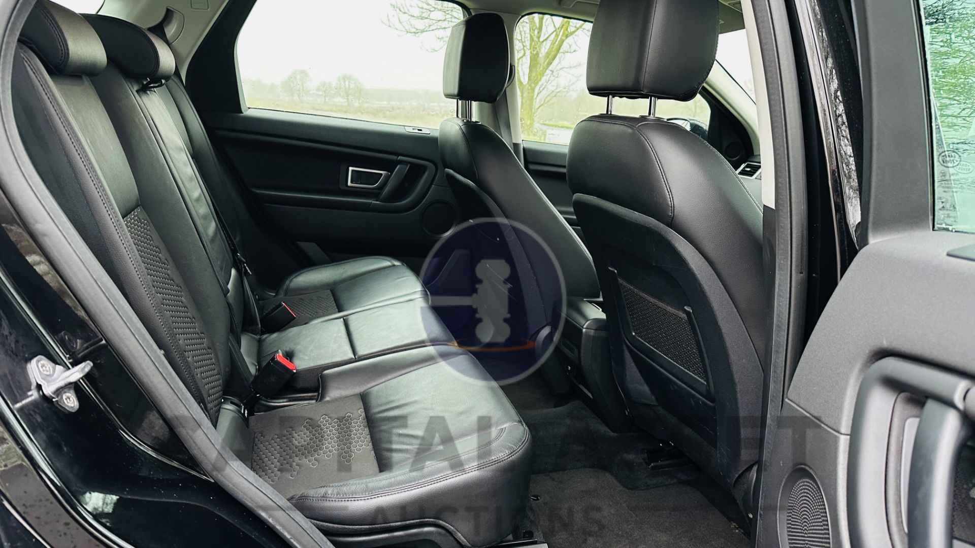 LAND ROVER DISCOVERY SPORT *5 DOOR SUV* (2019 - EURO 6) 2.0 ED4 - AUTO STOP/START *HUGE SPEC* - Image 27 of 41