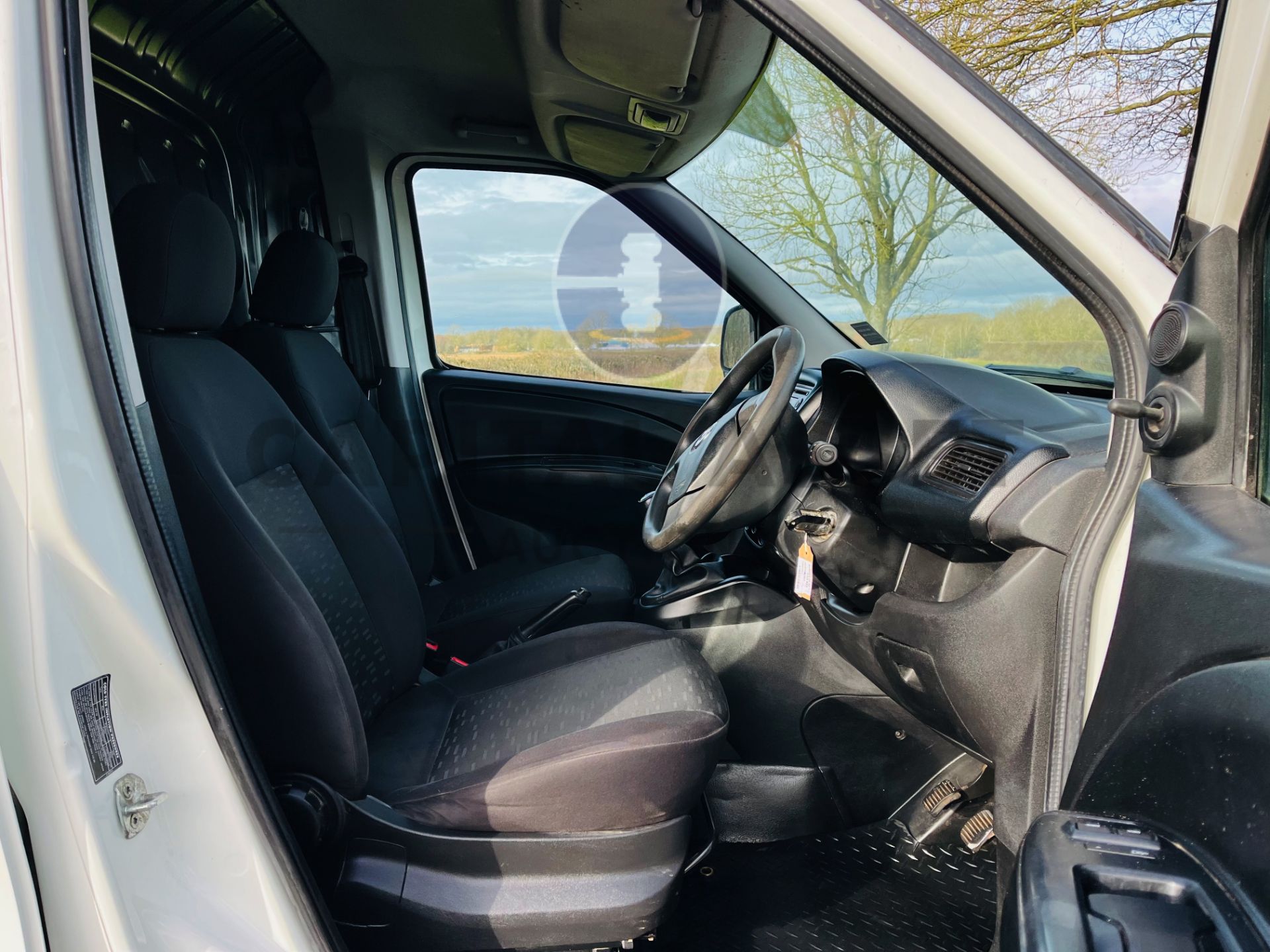 VAUXHALL COMBO CDTI 2300 (2014 MODEL) L2 LWB - LOW MILEAGE WITH HISTORY - TWIN SIDE DOORS (NO VAT) - Image 16 of 23