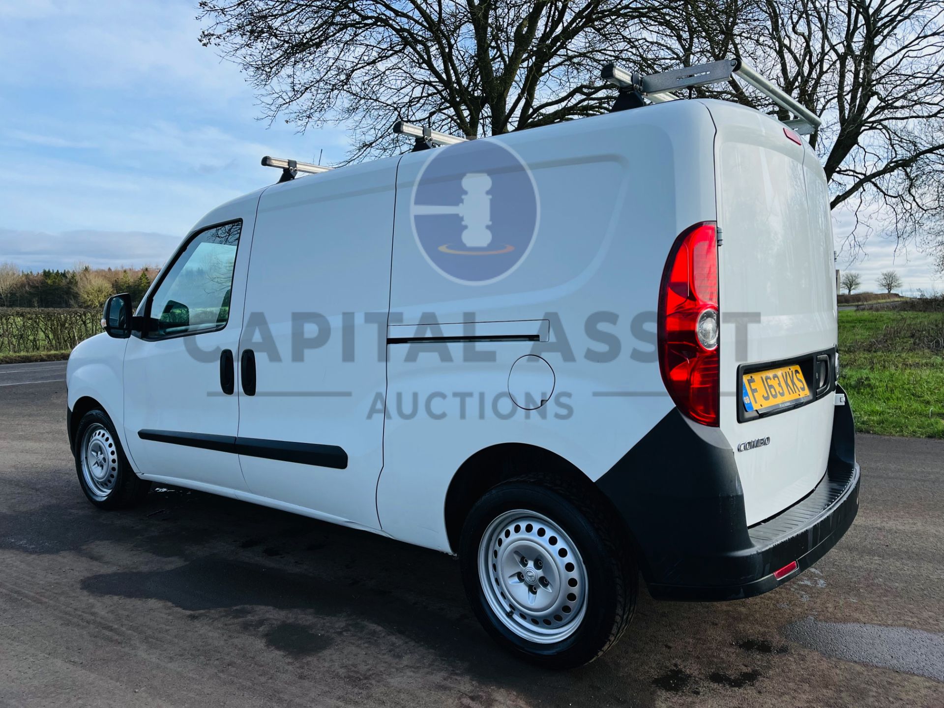VAUXHALL COMBO CDTI 2300 (2014 MODEL) L2 LWB - LOW MILEAGE WITH HISTORY - TWIN SIDE DOORS (NO VAT) - Image 9 of 23