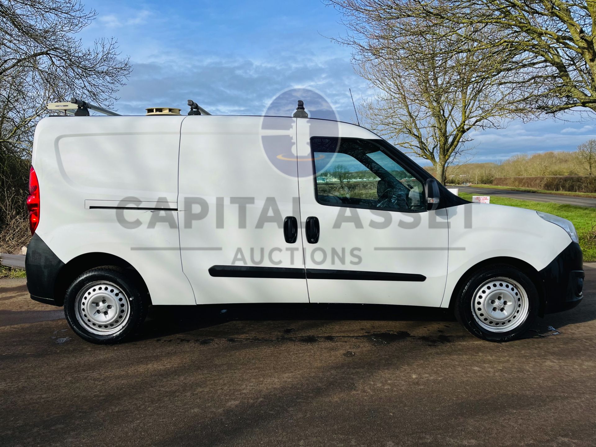 VAUXHALL COMBO CDTI 2300 (2014 MODEL) L2 LWB - LOW MILEAGE WITH HISTORY - TWIN SIDE DOORS (NO VAT) - Image 12 of 23