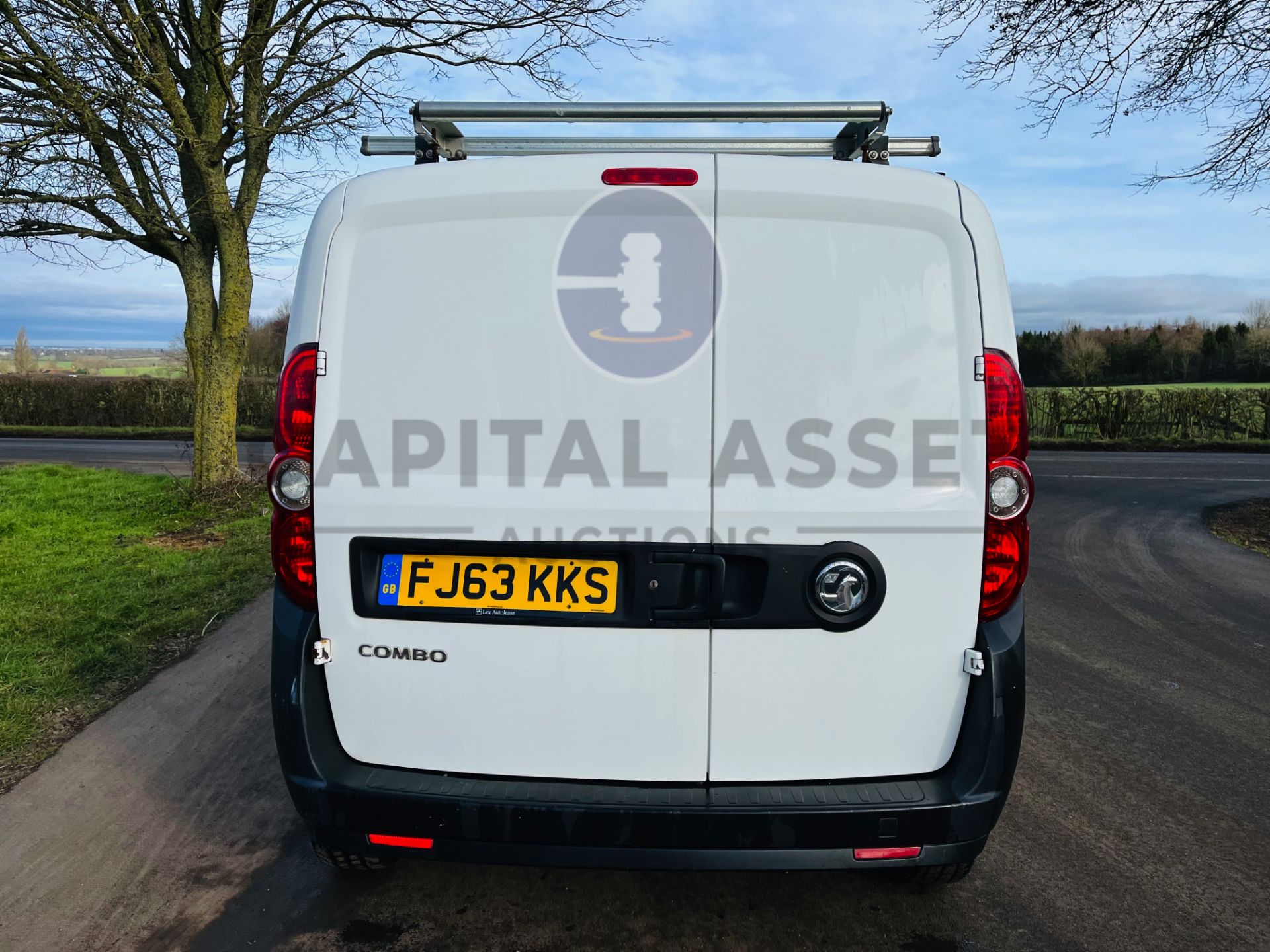VAUXHALL COMBO CDTI 2300 (2014 MODEL) L2 LWB - LOW MILEAGE WITH HISTORY - TWIN SIDE DOORS (NO VAT) - Image 10 of 23