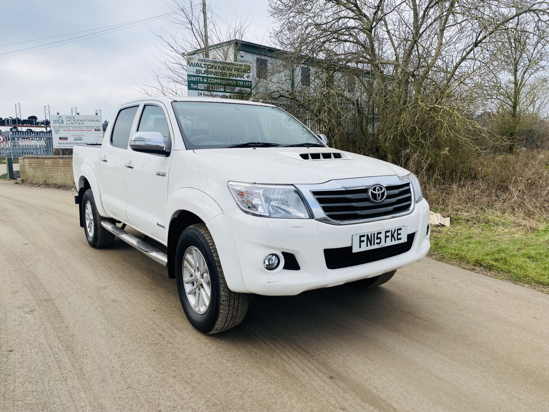 (On Sale) TOYOTA HILUX 3.0D-4D "INVINCIBLE" D/CAB PICK UP - 15 REG (171BHP) SAT NAV - LOOK!! - Image 2 of 23