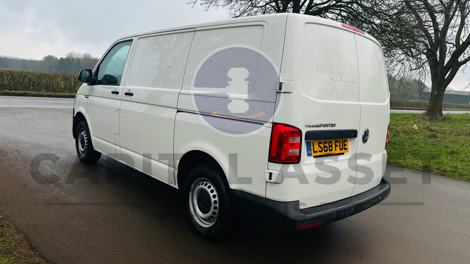 VOLKSWAGEN TRANSPORTER *PANEL VAN* (2019 - EURO 6) 2.0 TDI 'BLUE MOTION' (U-LEZ COMPLIANT) *AIR CON* - Image 10 of 36