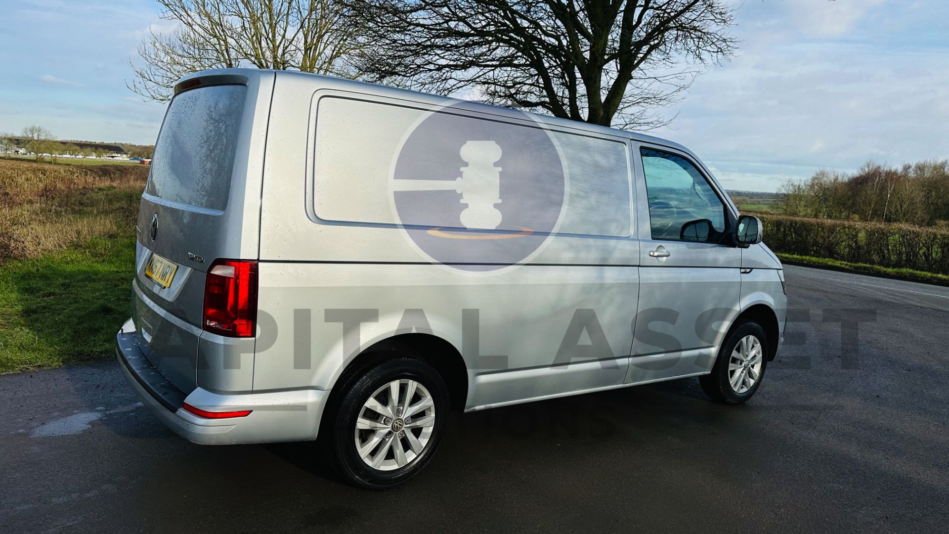 (On Sale) VOLKSWAGEN TRANSPORTER T30 *HIGHLINE EDITION* (67 REG - EURO 6) AUTO STOP/START *AIR CON* - Image 9 of 46