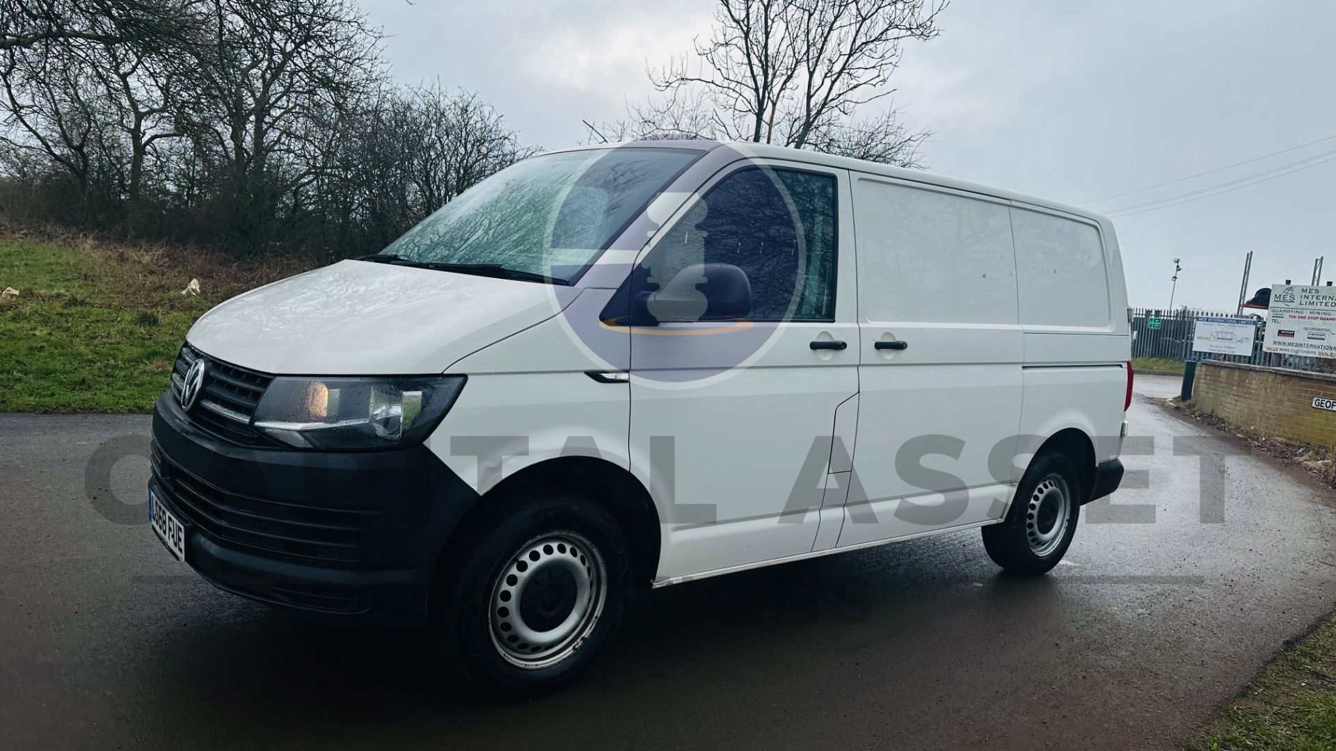 VOLKSWAGEN TRANSPORTER *PANEL VAN* (2019 - EURO 6) 2.0 TDI 'BLUE MOTION' (U-LEZ COMPLIANT) *AIR CON* - Image 7 of 36