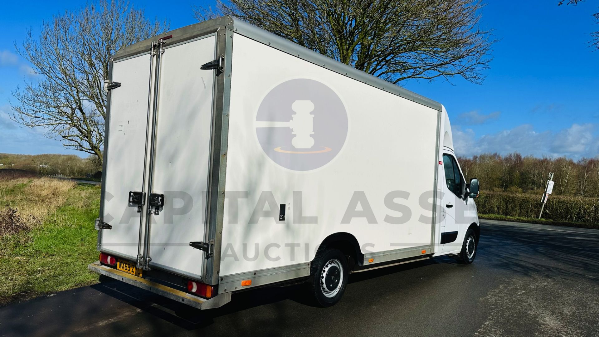 (On Sale) RENAULT MASTER LL35 *LWB - LOW LOADER / LUTON BOX VAN* (69 REG - EURO 6) 2.3 DCI - 6 SPEED - Image 12 of 40