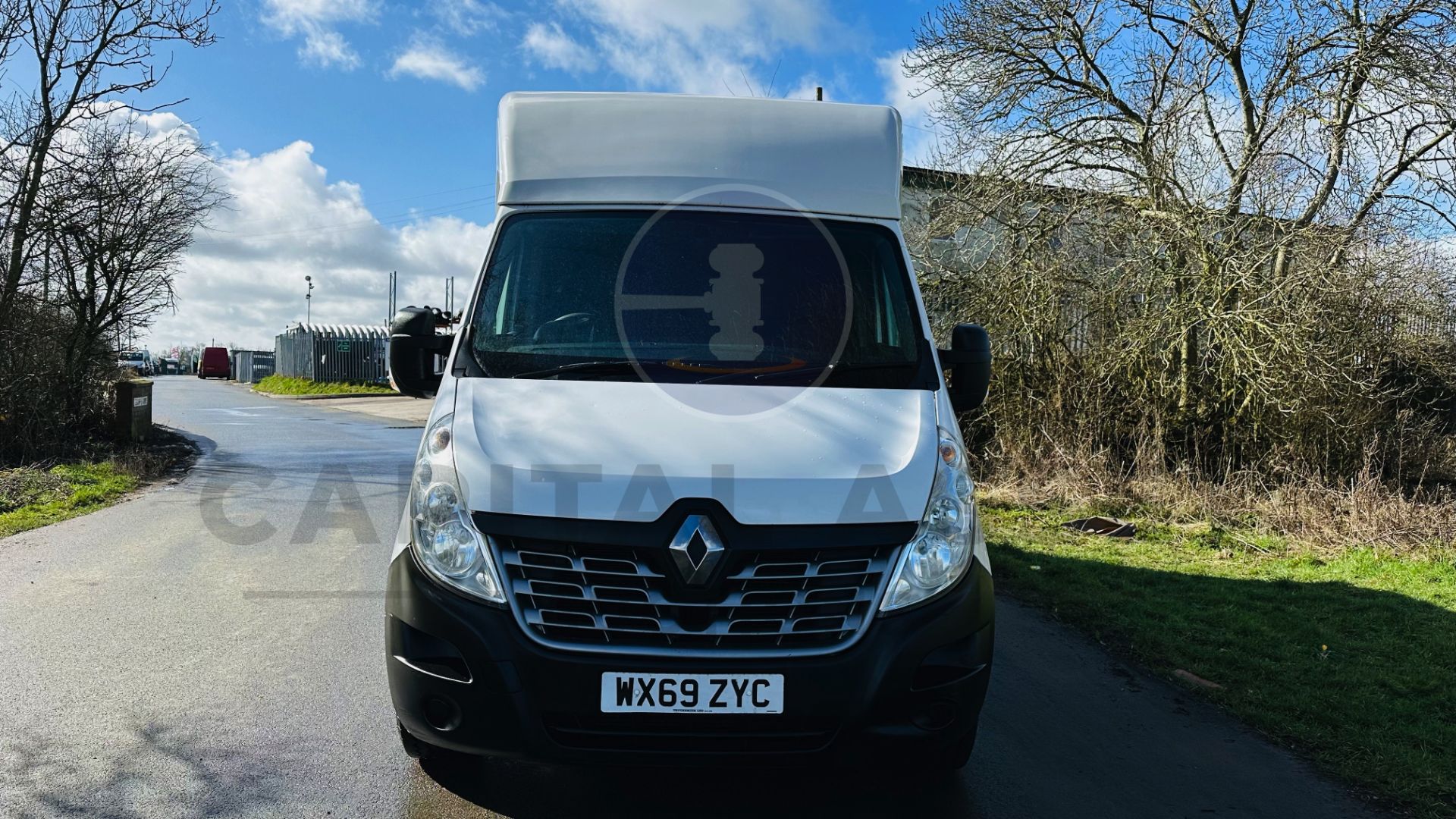 (On Sale) RENAULT MASTER LL35 *LWB - LOW LOADER / LUTON BOX VAN* (69 REG - EURO 6) 2.3 DCI - 6 SPEED - Image 4 of 40