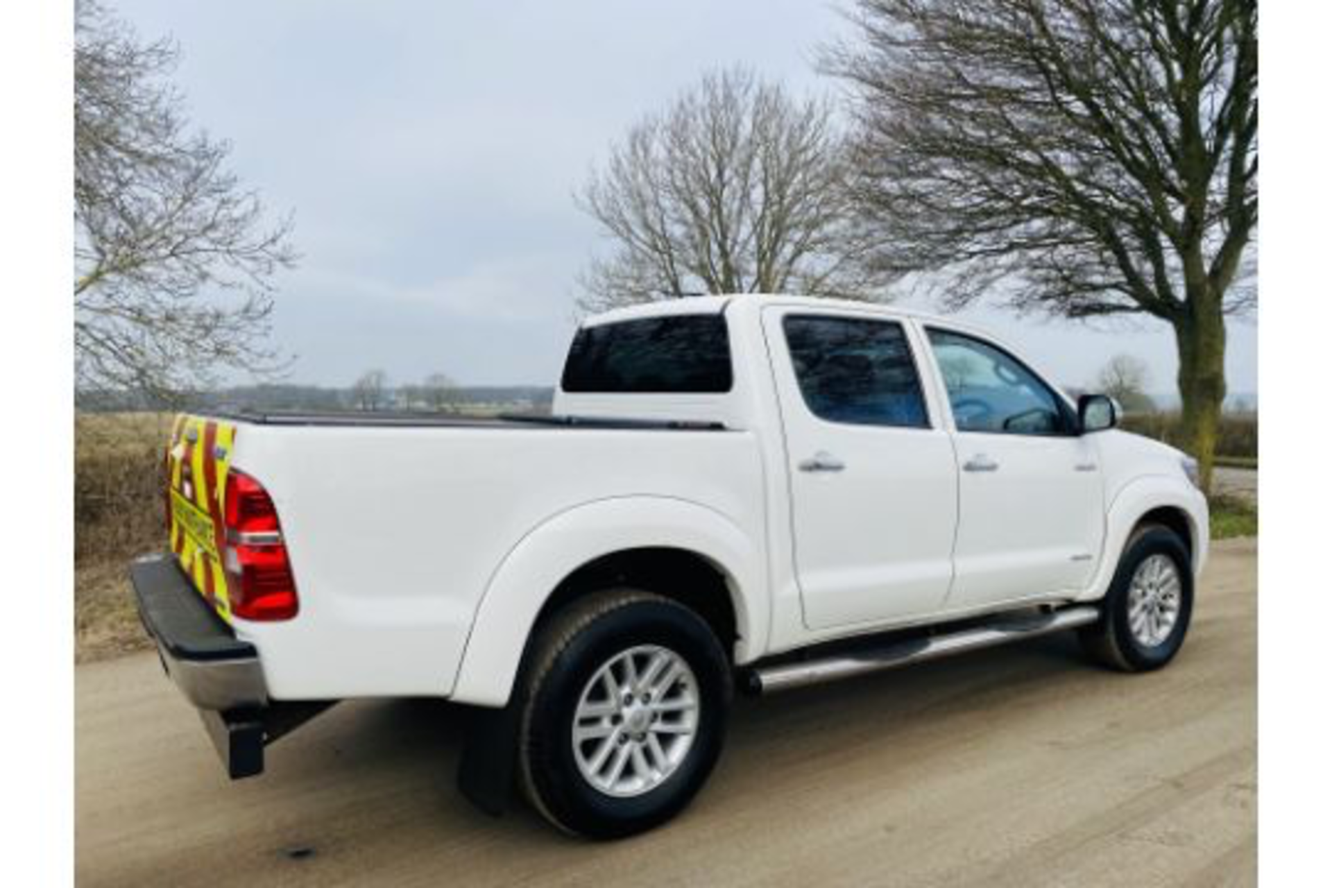 (ON SALE) TOYOTA HILUX "INVINCIBLE" 3.0D-4D D/CAB - 15 REG - 1 OWNER - MASSIVE SPEC! - SAT NAV - - Image 9 of 23