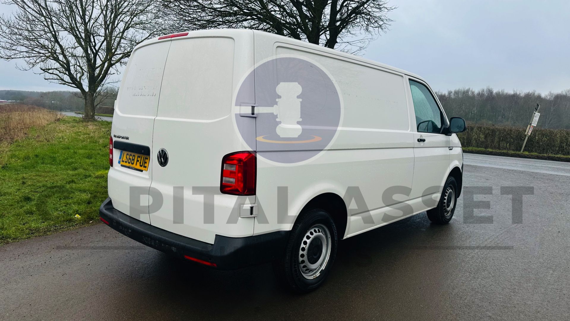 VOLKSWAGEN TRANSPORTER *PANEL VAN* (2019 - EURO 6) 2.0 TDI 'BLUE MOTION' (U-LEZ COMPLIANT) *AIR CON* - Image 12 of 36