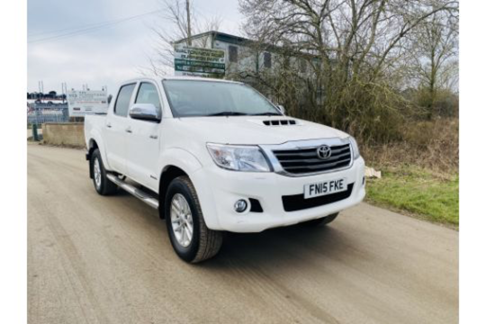 (ON SALE) TOYOTA HILUX "INVINCIBLE" 3.0D-4D D/CAB - 15 REG - 1 OWNER - MASSIVE SPEC! - SAT NAV - - Image 4 of 23