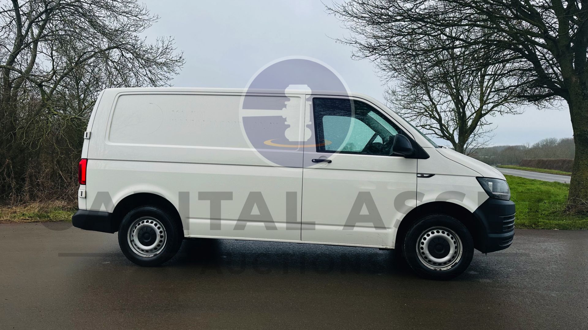 VOLKSWAGEN TRANSPORTER *PANEL VAN* (2019 - EURO 6) 2.0 TDI 'BLUE MOTION' (U-LEZ COMPLIANT) *AIR CON* - Image 14 of 36