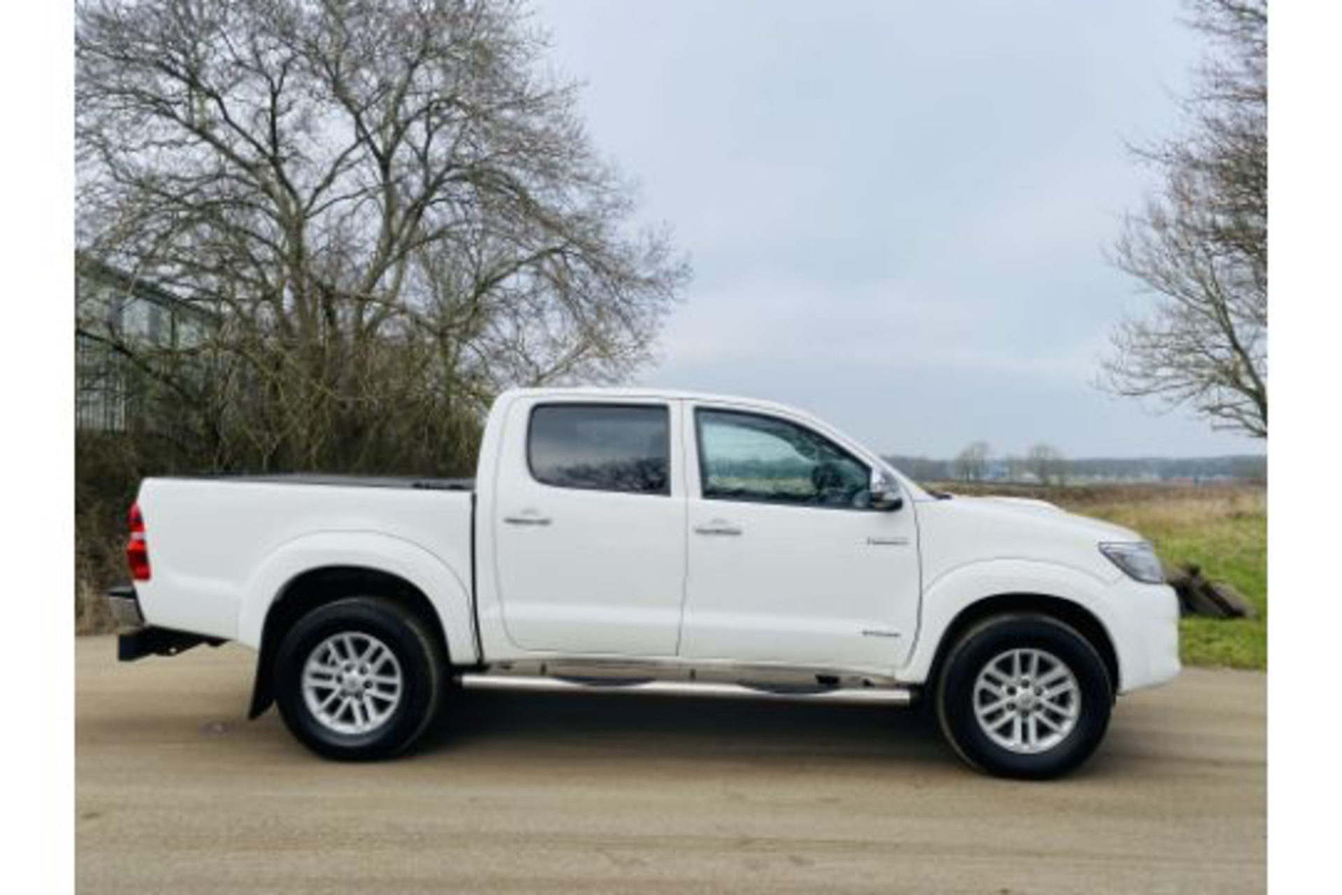 (ON SALE) TOYOTA HILUX "INVINCIBLE" 3.0D-4D D/CAB - 15 REG - 1 OWNER - MASSIVE SPEC! - SAT NAV -