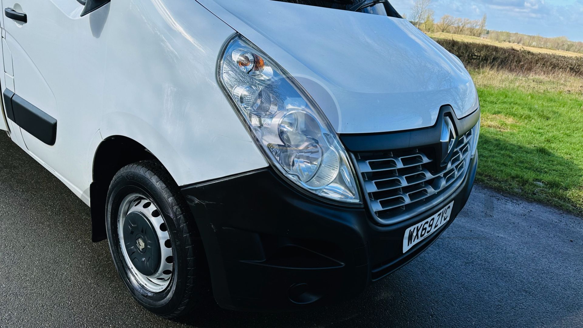 (On Sale) RENAULT MASTER LL35 *LWB - LOW LOADER / LUTON BOX VAN* (69 REG - EURO 6) 2.3 DCI - 6 SPEED - Image 15 of 40