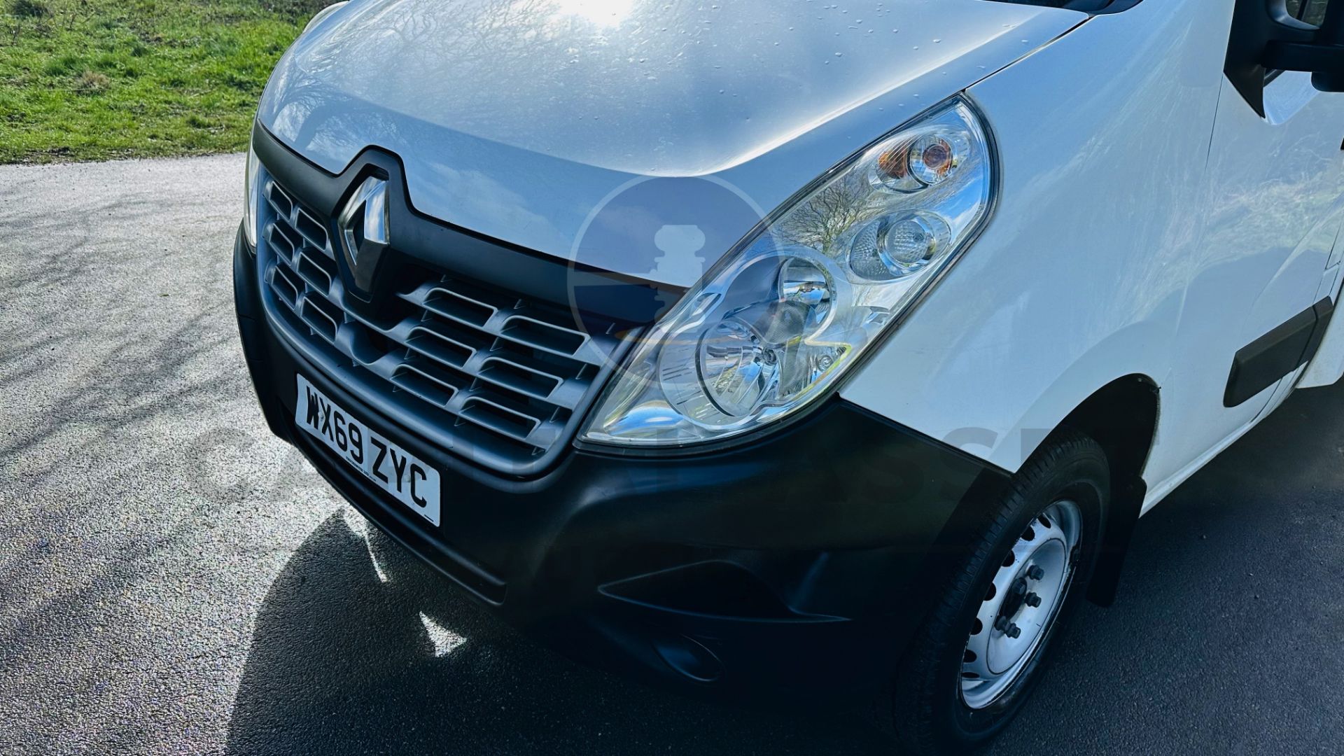 (On Sale) RENAULT MASTER LL35 *LWB - LOW LOADER / LUTON BOX VAN* (69 REG - EURO 6) 2.3 DCI - 6 SPEED - Image 16 of 40