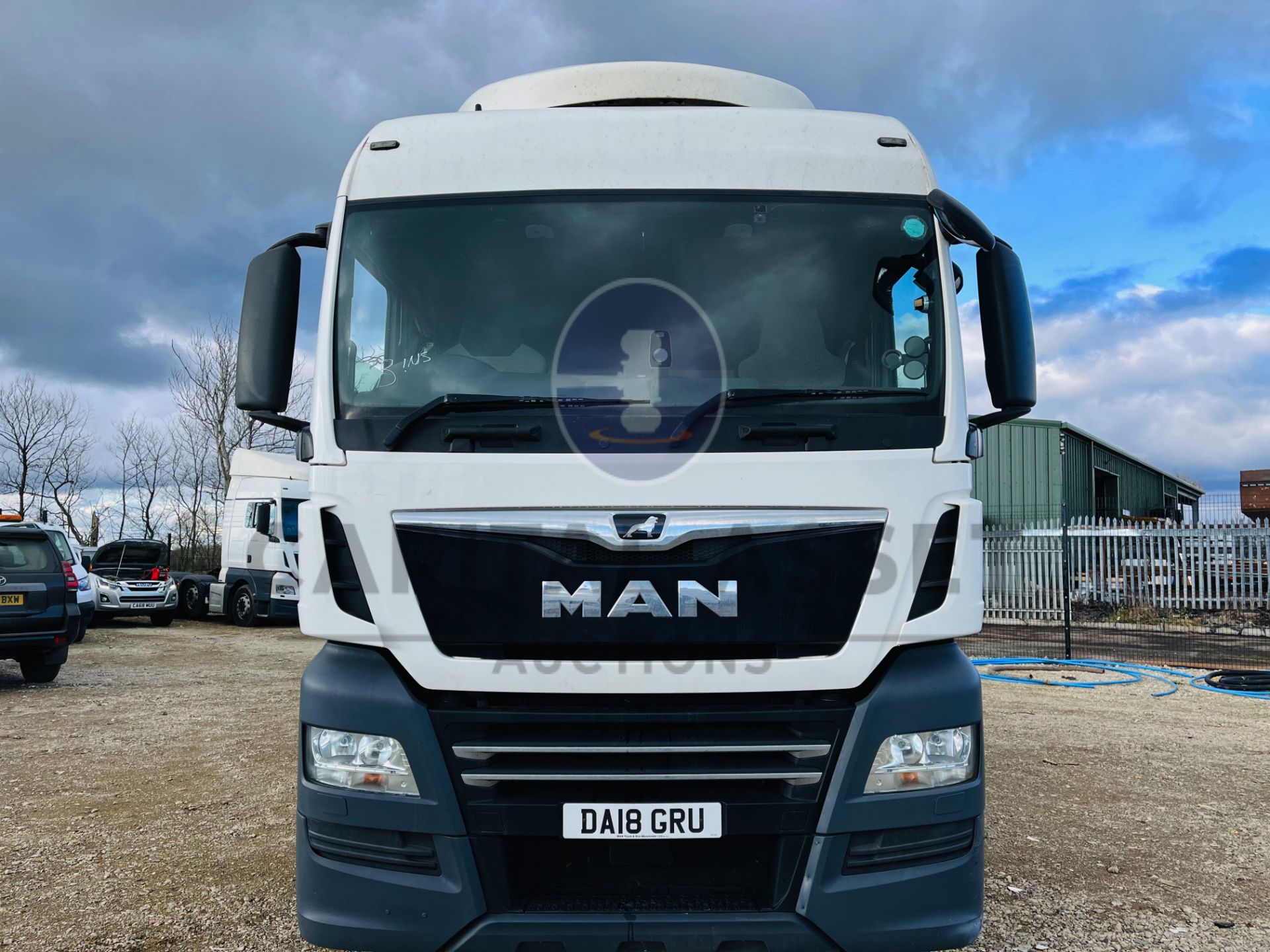 (ON SALE) MAN TGX 26.460XLX (18 REG) SLEEPER CAB TRACTOR UNIT - EURO 6 - 1 OWNER - AIR CON - - Image 3 of 14