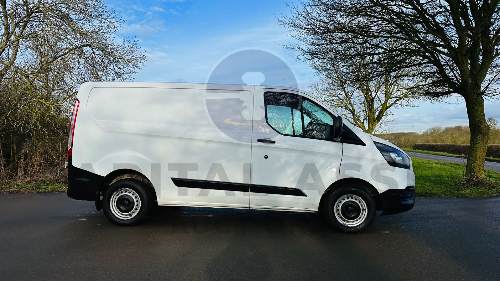 FORD TRANSIT CUSTOM *SWB - PANEL VAN* (2018 - NEW MODEL) 2.0 TDCI - 6 SPEED *EURO 6* (1 OWNER) - Image 14 of 39