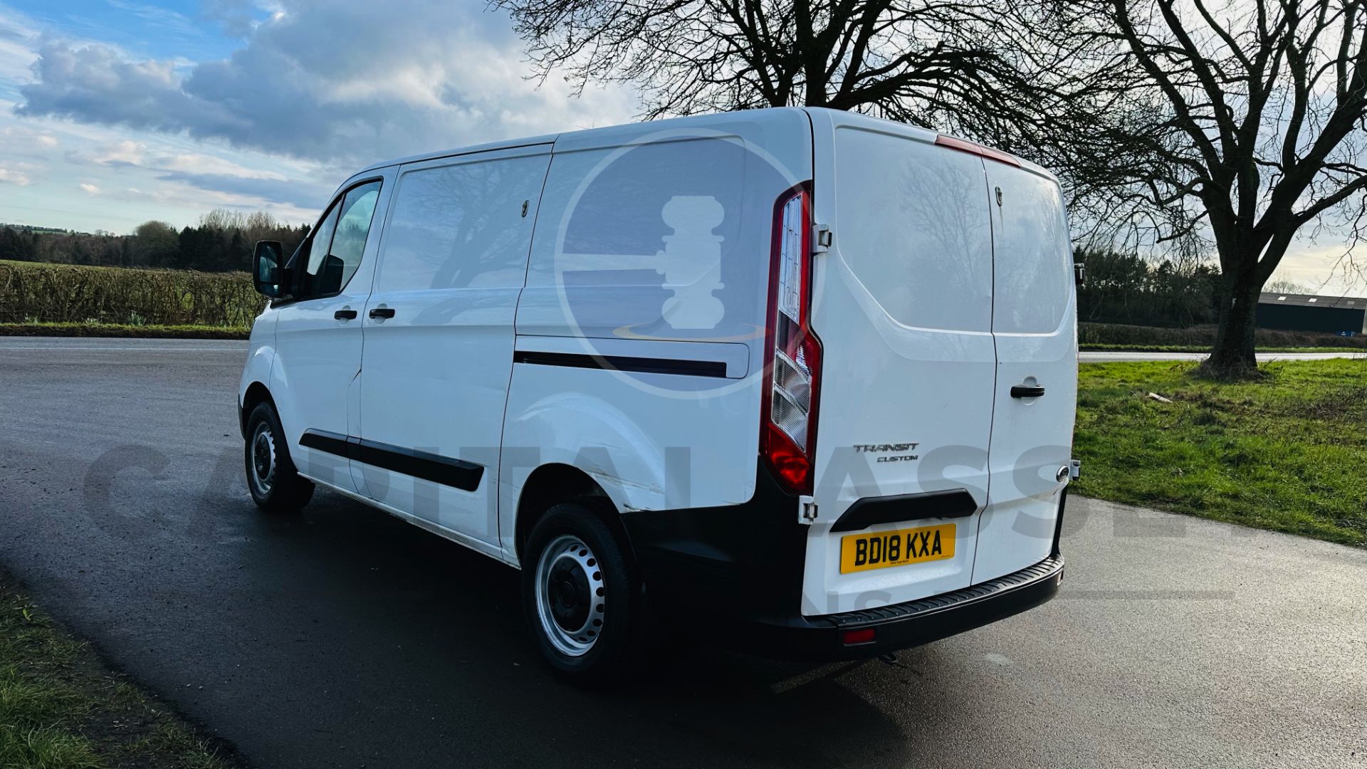 FORD TRANSIT CUSTOM *SWB - PANEL VAN* (2018 - NEW MODEL) 2.0 TDCI - 6 SPEED *EURO 6* (1 OWNER) - Image 10 of 39