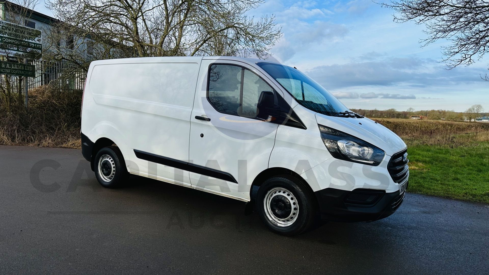 FORD TRANSIT CUSTOM *SWB - PANEL VAN* (2018 - NEW MODEL) 2.0 TDCI - 6 SPEED *EURO 6* (1 OWNER) - Image 2 of 39