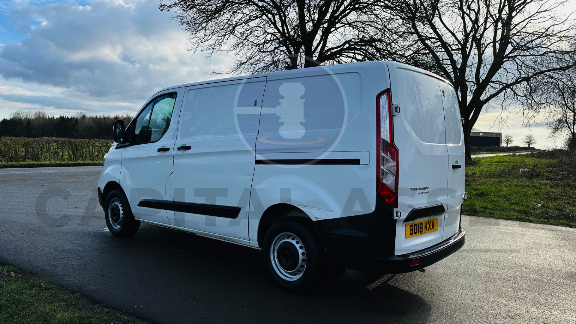 FORD TRANSIT CUSTOM *SWB - PANEL VAN* (2018 - NEW MODEL) 2.0 TDCI - 6 SPEED *EURO 6* (1 OWNER) - Image 9 of 39