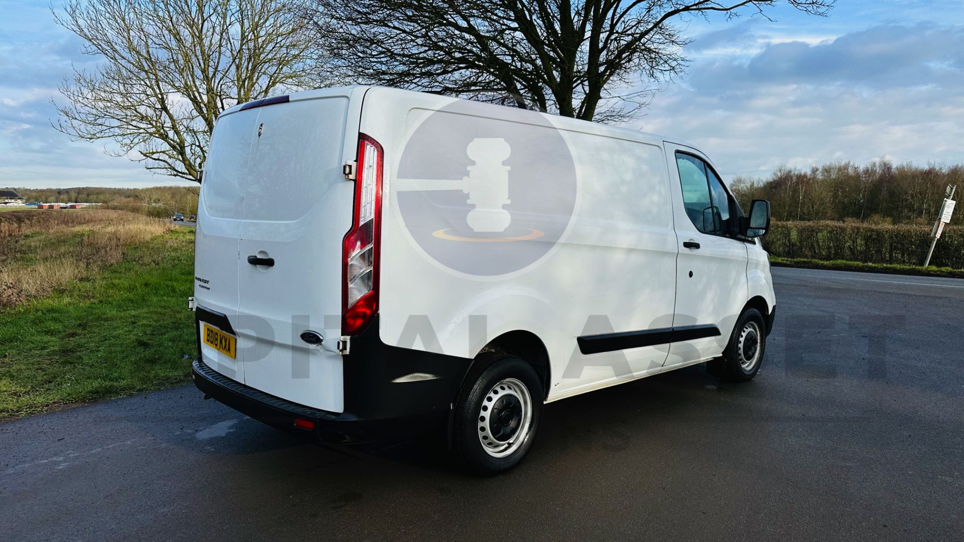 FORD TRANSIT CUSTOM *SWB - PANEL VAN* (2018 - NEW MODEL) 2.0 TDCI - 6 SPEED *EURO 6* (1 OWNER) - Image 12 of 39