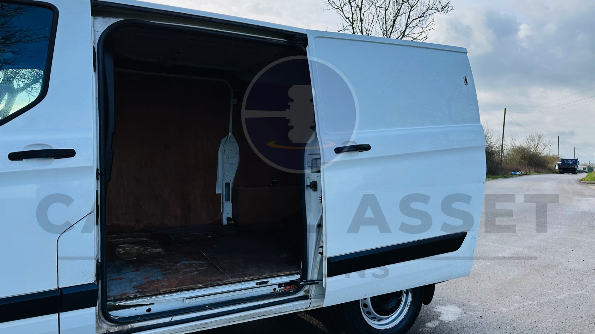 FORD TRANSIT CUSTOM *SWB - PANEL VAN* (2018 - NEW MODEL) 2.0 TDCI - 6 SPEED *EURO 6* (1 OWNER) - Image 23 of 39