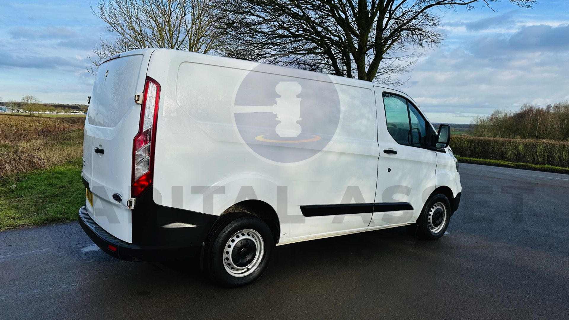 FORD TRANSIT CUSTOM *SWB - PANEL VAN* (2018 - NEW MODEL) 2.0 TDCI - 6 SPEED *EURO 6* (1 OWNER) - Image 13 of 39