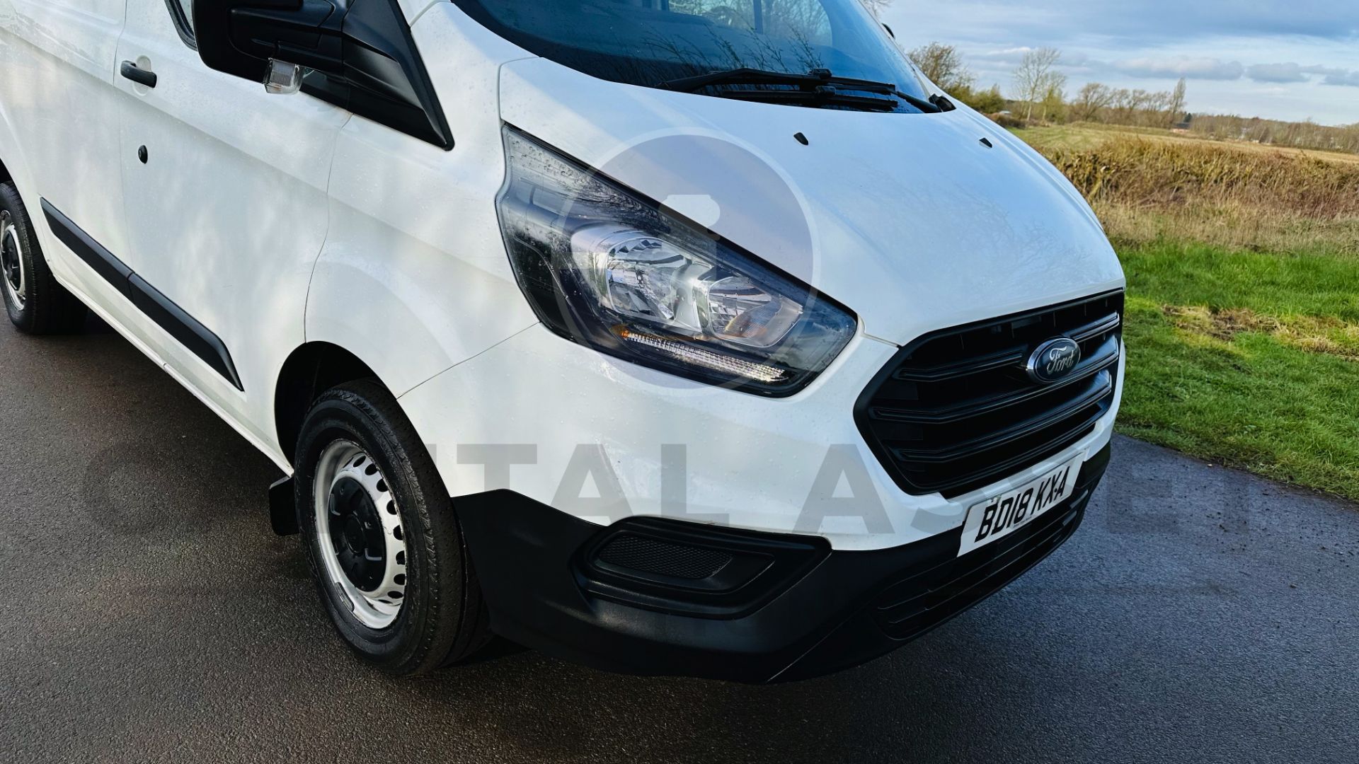 FORD TRANSIT CUSTOM *SWB - PANEL VAN* (2018 - NEW MODEL) 2.0 TDCI - 6 SPEED *EURO 6* (1 OWNER) - Image 15 of 39