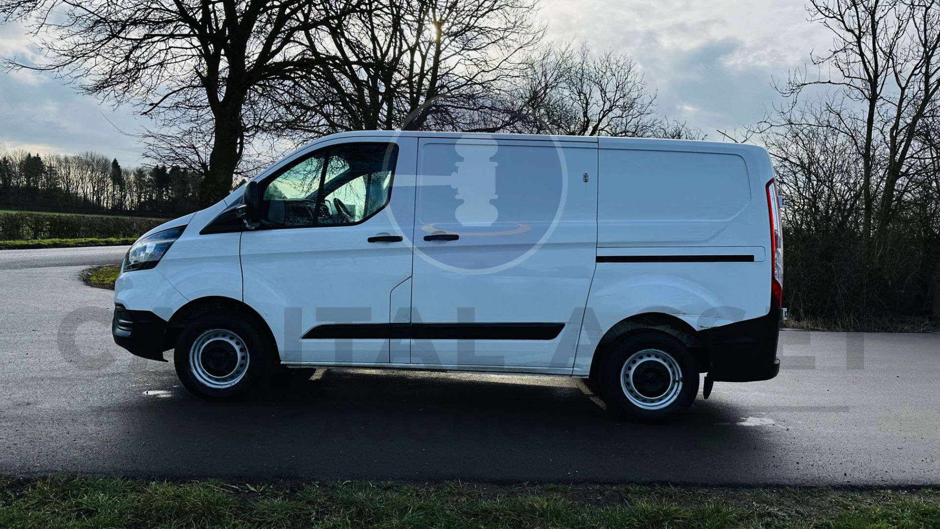 FORD TRANSIT CUSTOM *SWB - PANEL VAN* (2018 - NEW MODEL) 2.0 TDCI - 6 SPEED *EURO 6* (1 OWNER) - Image 8 of 39