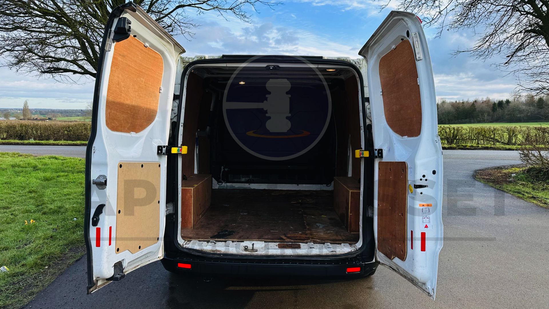 FORD TRANSIT CUSTOM *SWB - PANEL VAN* (2018 - NEW MODEL) 2.0 TDCI - 6 SPEED *EURO 6* (1 OWNER) - Image 24 of 39