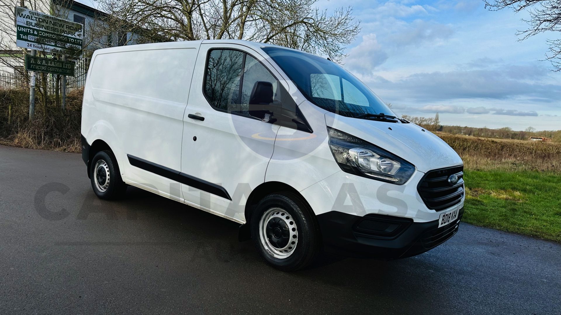 FORD TRANSIT CUSTOM *SWB - PANEL VAN* (2018 - NEW MODEL) 2.0 TDCI - 6 SPEED *EURO 6* (1 OWNER) - Image 3 of 39