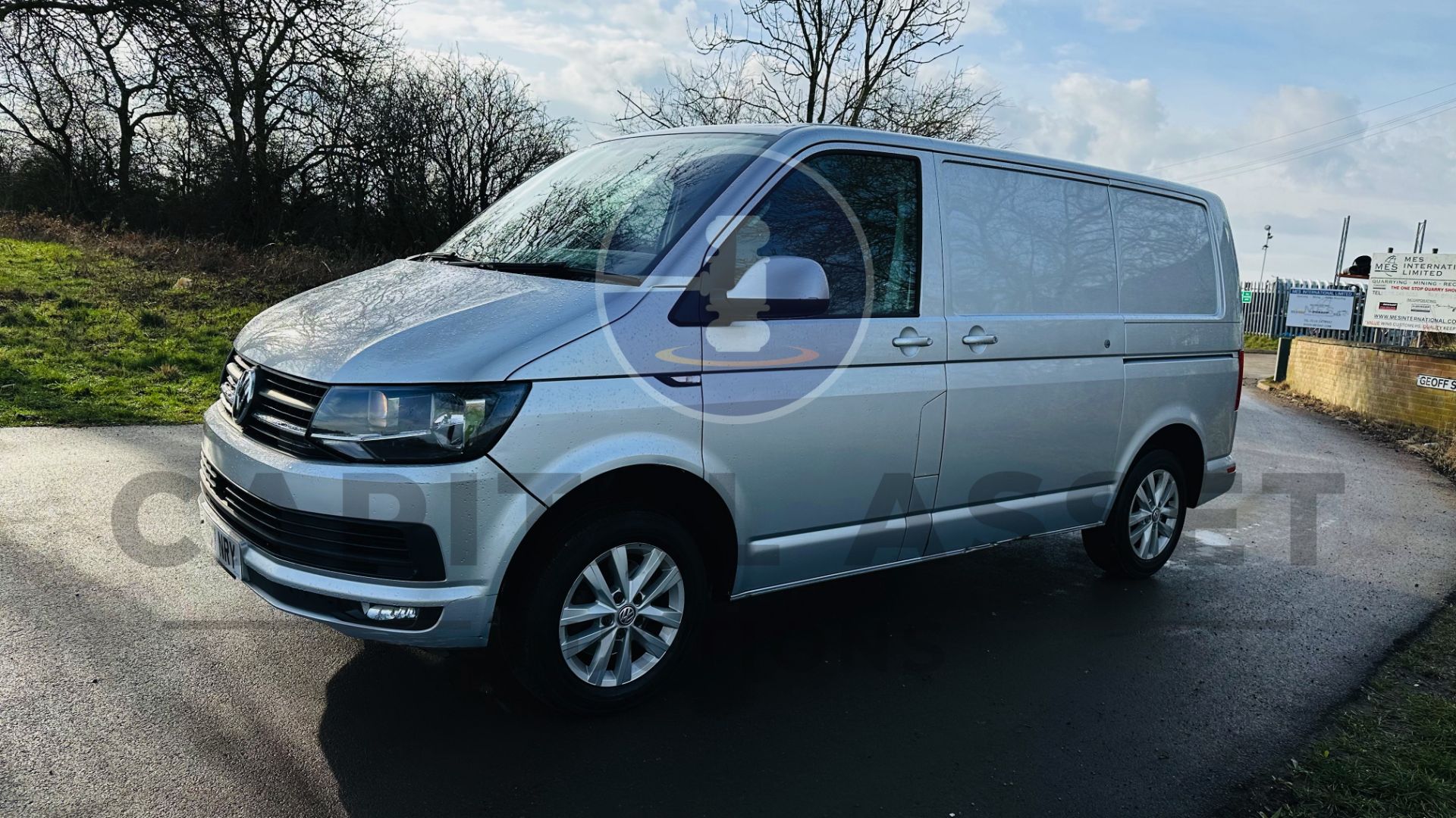 (On Sale) VOLKSWAGEN TRANSPORTER T30 *HIGHLINE* (67 REG -EURO 6) AUTO STOP/START *AIR CON* (1 OWNER) - Image 7 of 46