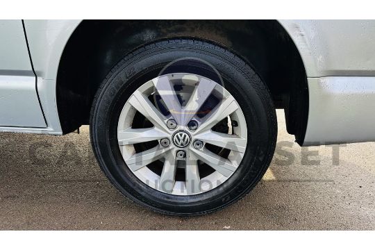 (On Sale) VOLKSWAGEN TRANSPORTER T30 *HIGHLINE* (67 REG -EURO 6) AUTO STOP/START *AIR CON* (1 OWNER) - Image 21 of 46