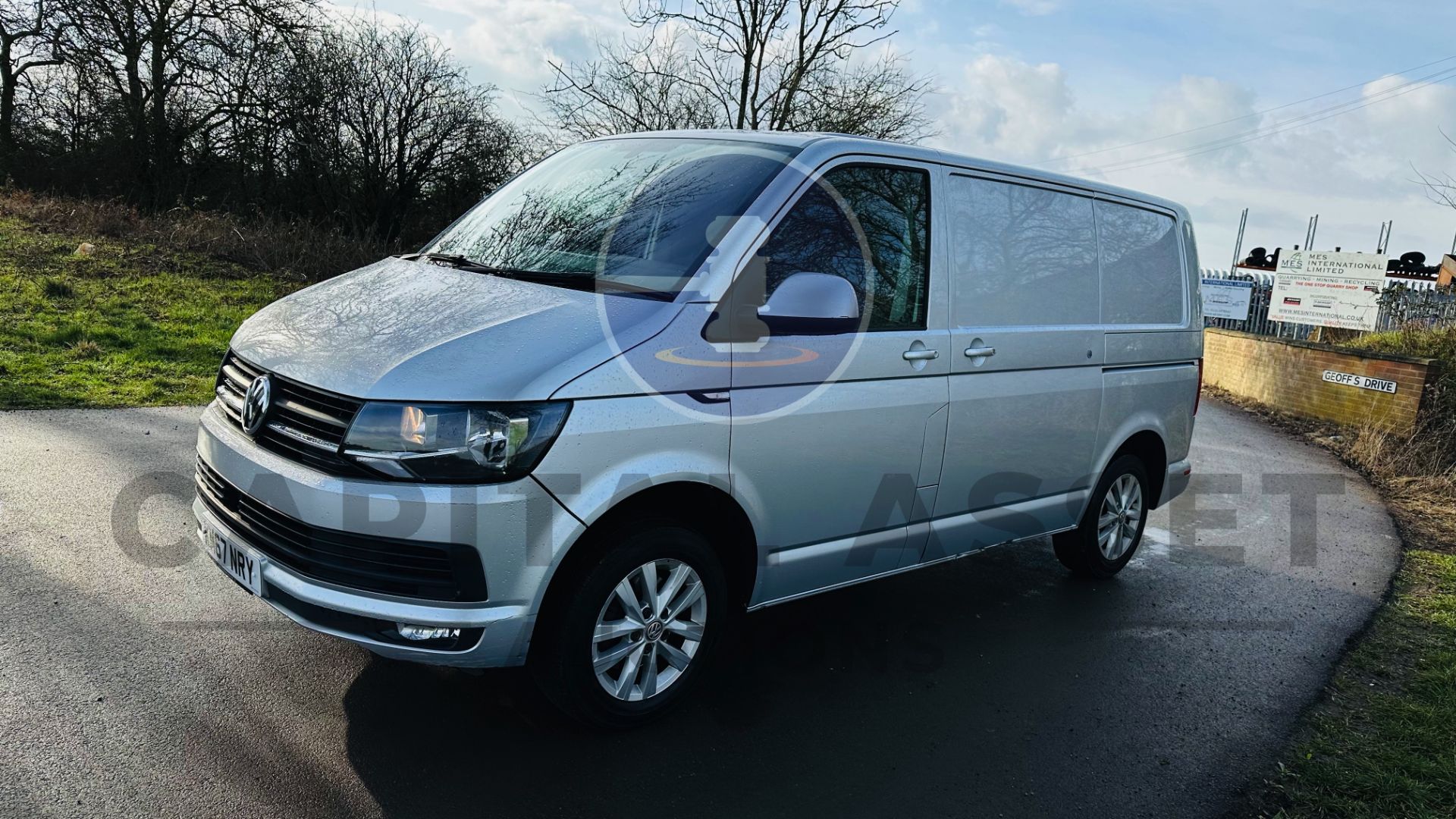 (On Sale) VOLKSWAGEN TRANSPORTER T30 *HIGHLINE* (67 REG -EURO 6) AUTO STOP/START *AIR CON* (1 OWNER) - Image 6 of 46