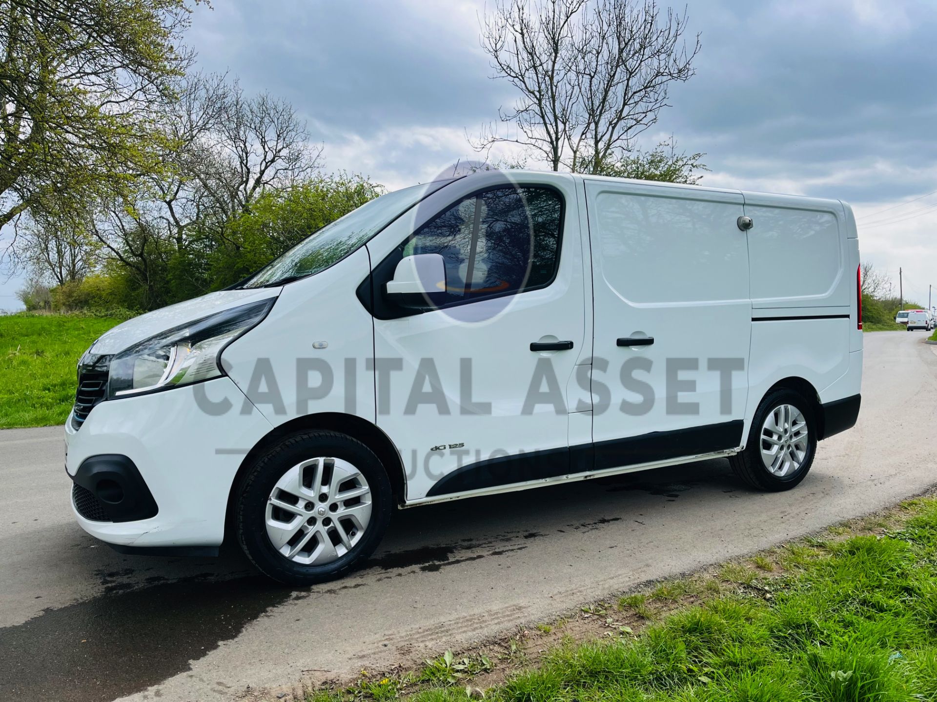 (ON SALE) RENAULT TRAFIC DCI-ENERGY SPORT (2018 MODEL) 1 OWNER WITH HISTORY - SAT NAV - (AC) EURO 6 - Image 7 of 23