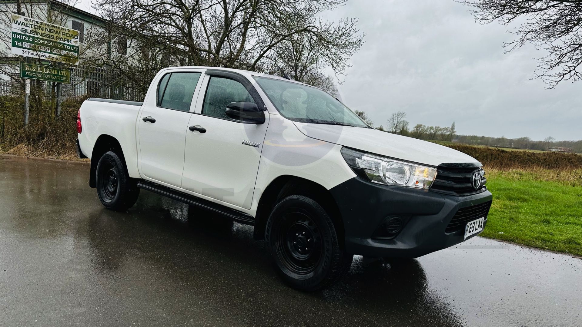 TOYOTA HILUX *DOUBLE CAB PICK-UP* (2020 - EURO 6) 2.4 D-4D - AUTO STOP/START *AIR CON* (1 OWNER) - Image 7 of 48
