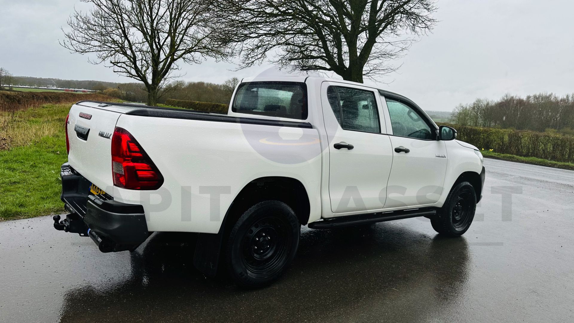 TOYOTA HILUX *DOUBLE CAB PICK-UP* (2020 - EURO 6) 2.4 D-4D - AUTO STOP/START *AIR CON* (1 OWNER) - Image 17 of 48