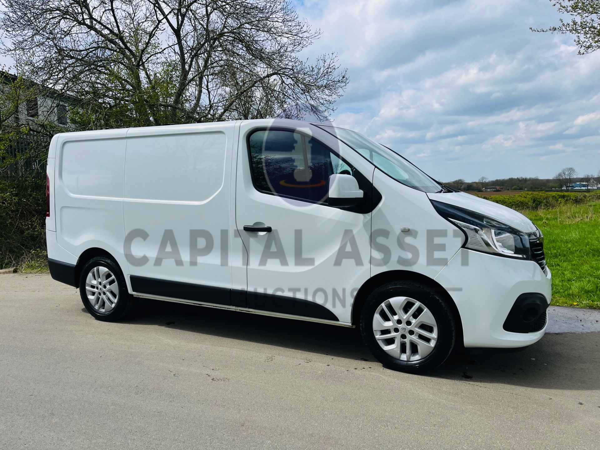 (ON SALE) RENAULT TRAFIC DCI-ENERGY SPORT (2018 MODEL) 1 OWNER WITH HISTORY - SAT NAV - (AC) EURO 6