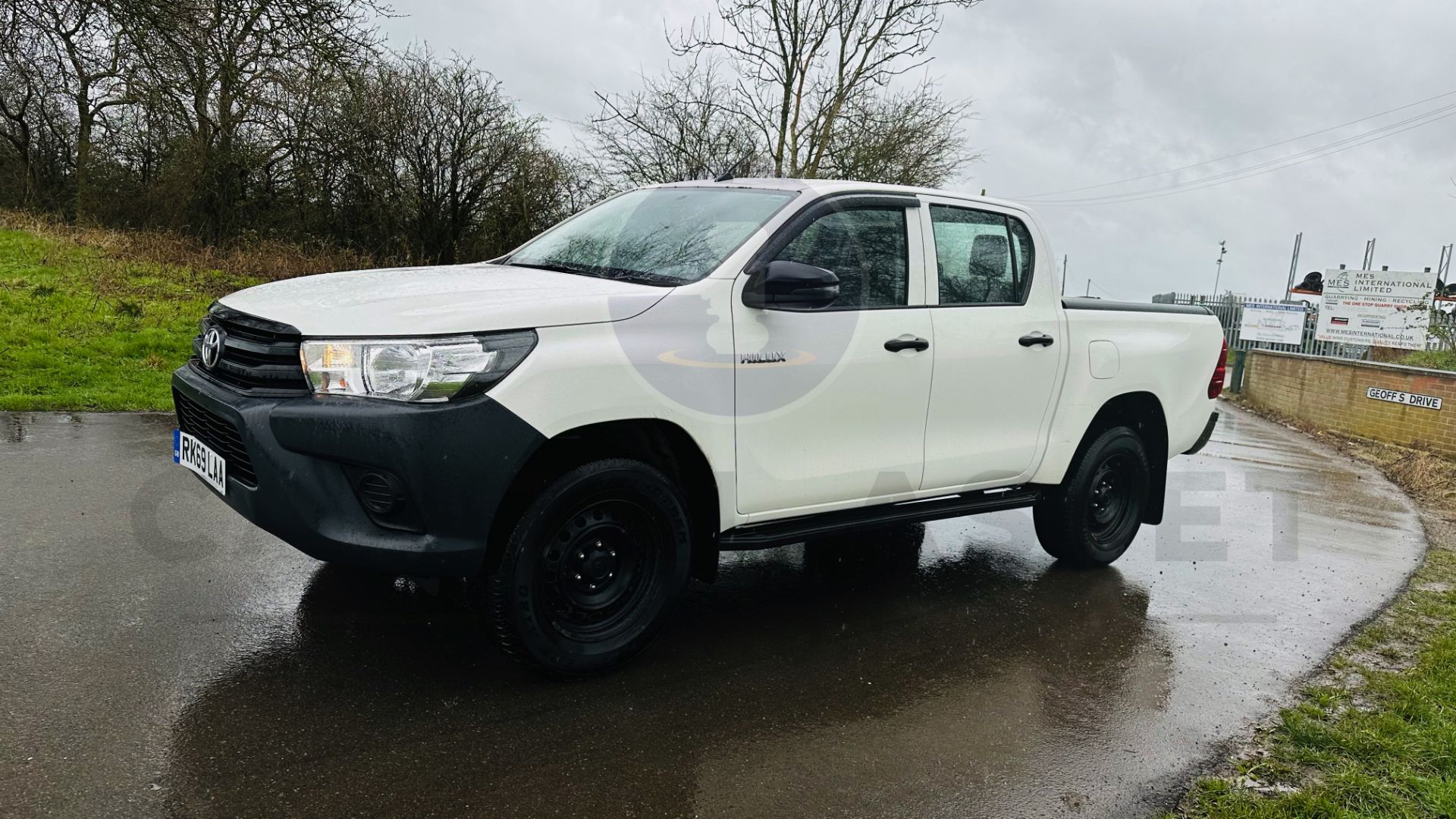 TOYOTA HILUX *DOUBLE CAB PICK-UP* (2020 - EURO 6) 2.4 D-4D - AUTO STOP/START *AIR CON* (1 OWNER) - Image 11 of 48