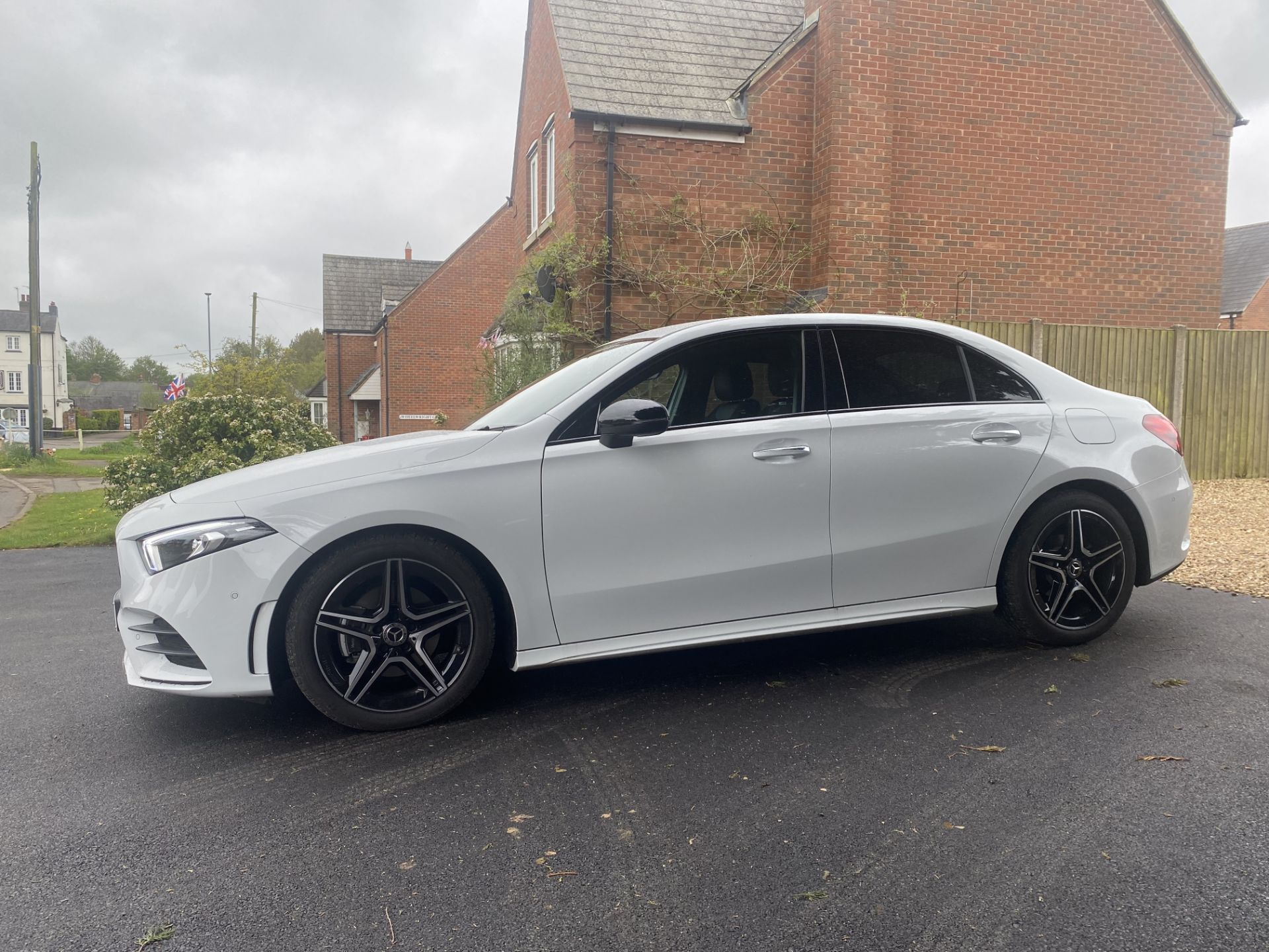 MERCEDES A200d "AMG-LINE PREMIUM" AUTO - SALOON CAR (SEDAN)"NIGHT EDITION" HUGE SPEC - 2023 MODEL - - Image 3 of 32