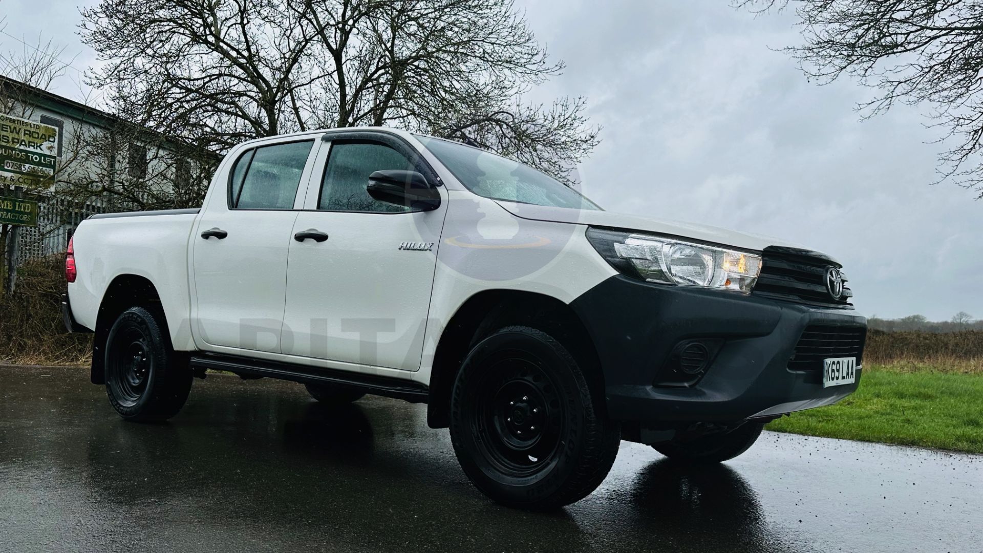 TOYOTA HILUX *DOUBLE CAB PICK-UP* (2020 - EURO 6) 2.4 D-4D - AUTO STOP/START *AIR CON* (1 OWNER) - Image 2 of 48