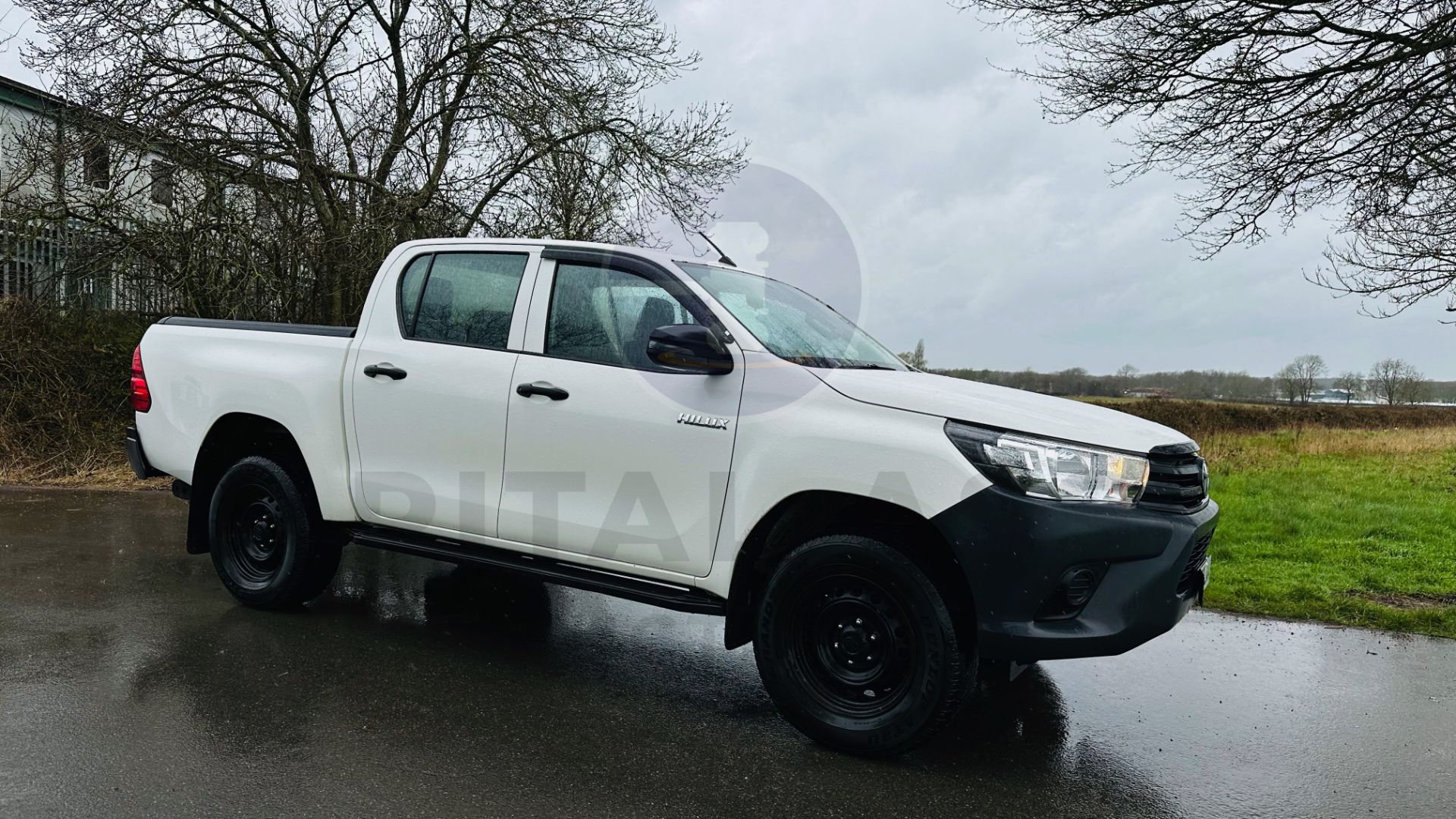 TOYOTA HILUX *DOUBLE CAB PICK-UP* (2020 - EURO 6) 2.4 D-4D - AUTO STOP/START *AIR CON* (1 OWNER) - Image 6 of 48