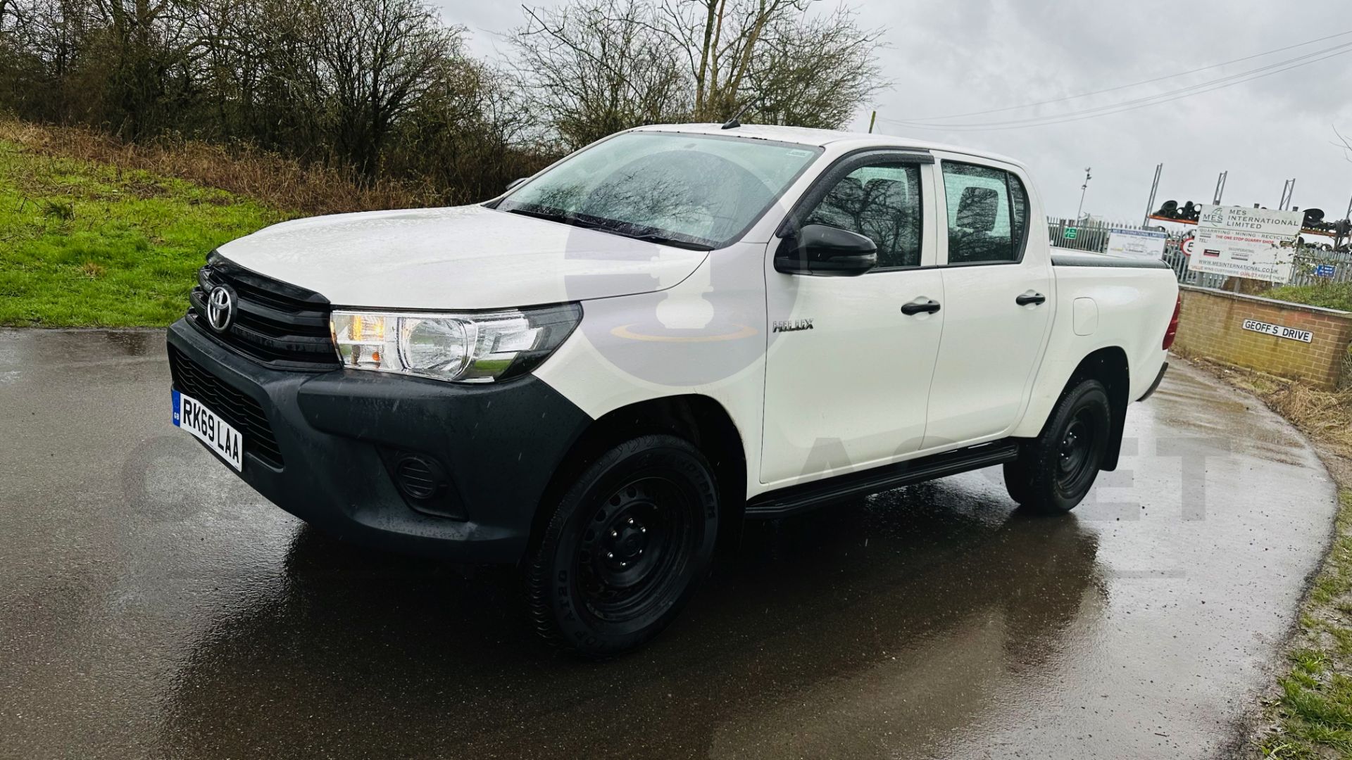 TOYOTA HILUX *DOUBLE CAB PICK-UP* (2020 - EURO 6) 2.4 D-4D - AUTO STOP/START *AIR CON* (1 OWNER) - Image 10 of 48