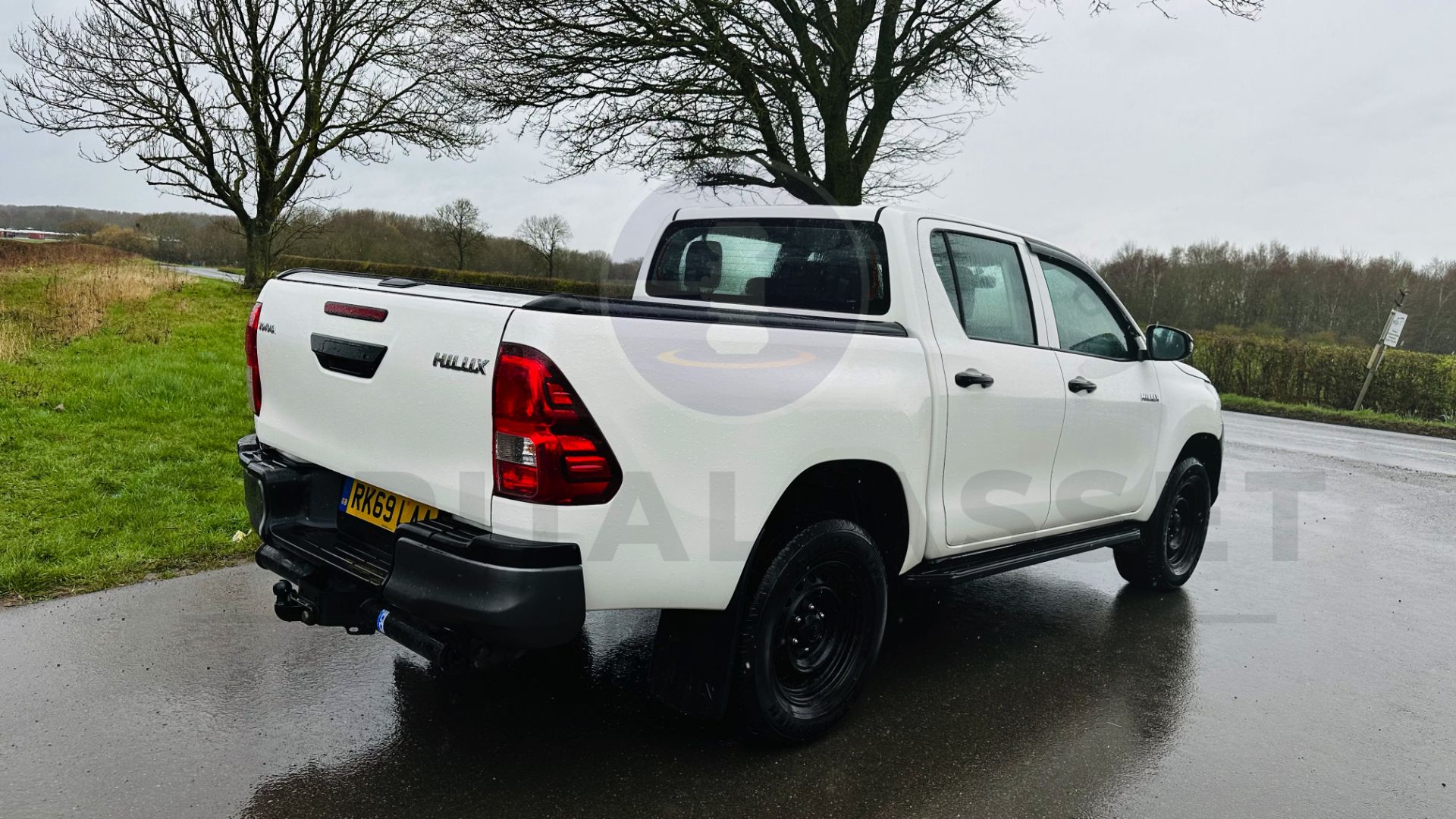 TOYOTA HILUX *DOUBLE CAB PICK-UP* (2020 - EURO 6) 2.4 D-4D - AUTO STOP/START *AIR CON* (1 OWNER) - Image 16 of 48