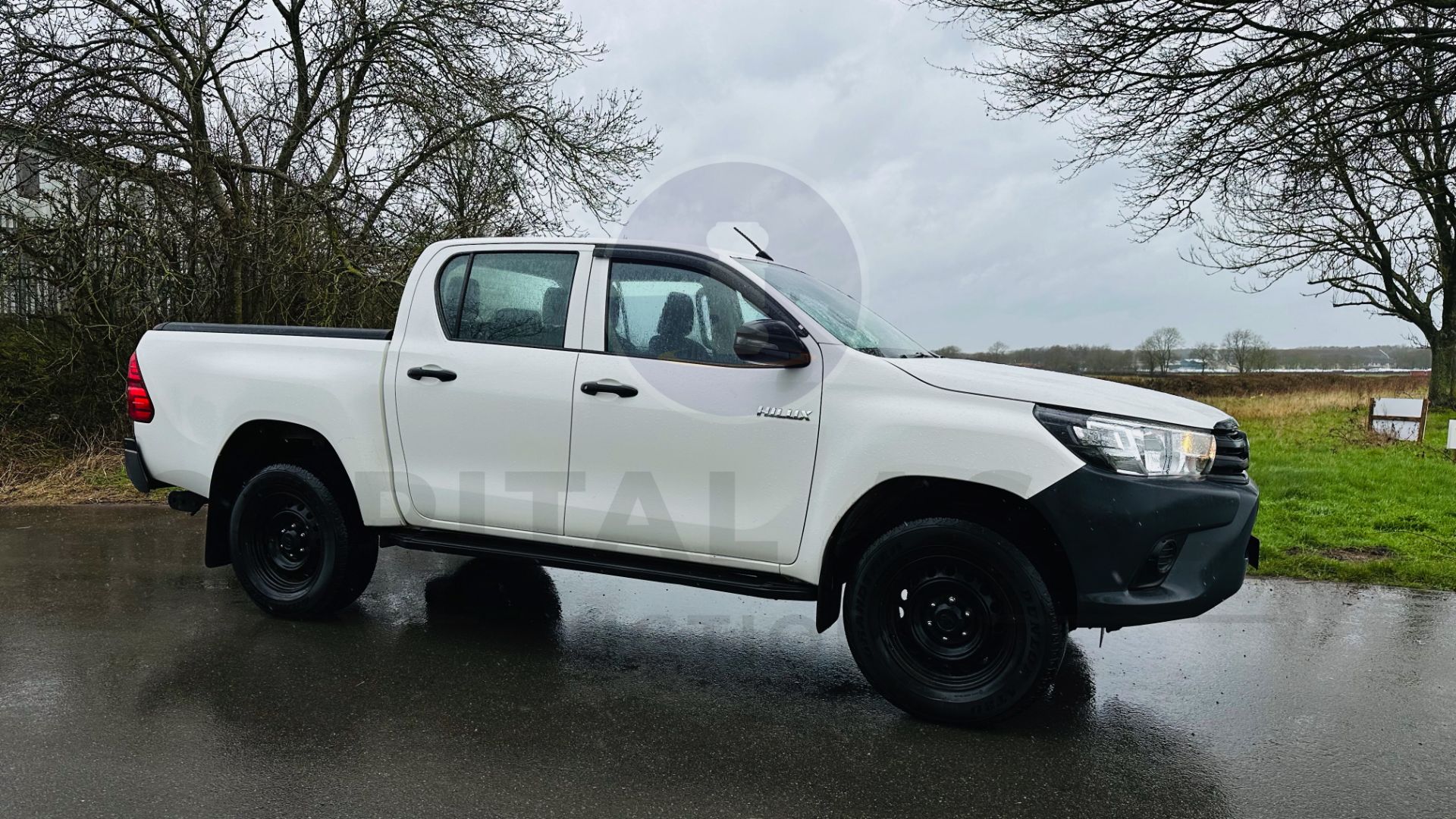 TOYOTA HILUX *DOUBLE CAB PICK-UP* (2020 - EURO 6) 2.4 D-4D - AUTO STOP/START *AIR CON* (1 OWNER) - Image 5 of 48