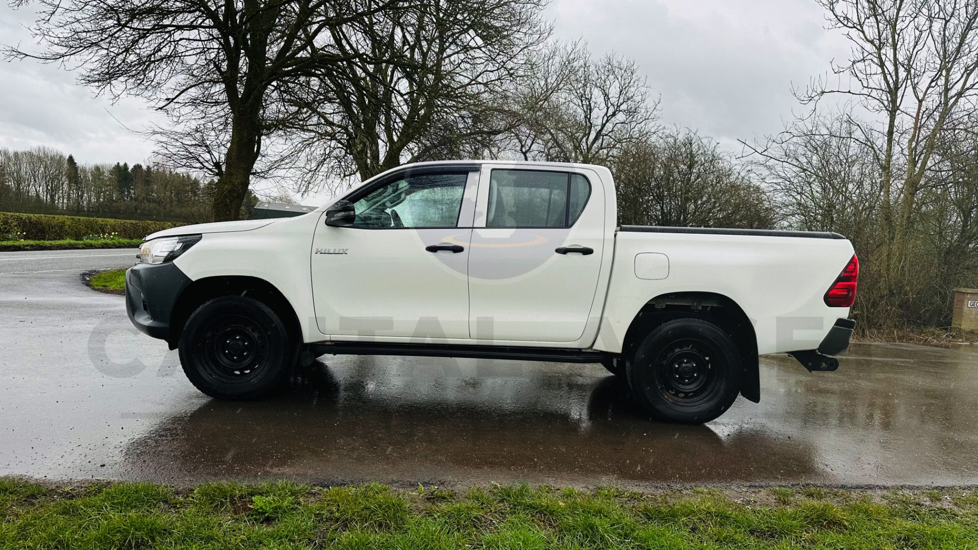 TOYOTA HILUX *DOUBLE CAB PICK-UP* (2020 - EURO 6) 2.4 D-4D - AUTO STOP/START *AIR CON* (1 OWNER) - Image 12 of 48