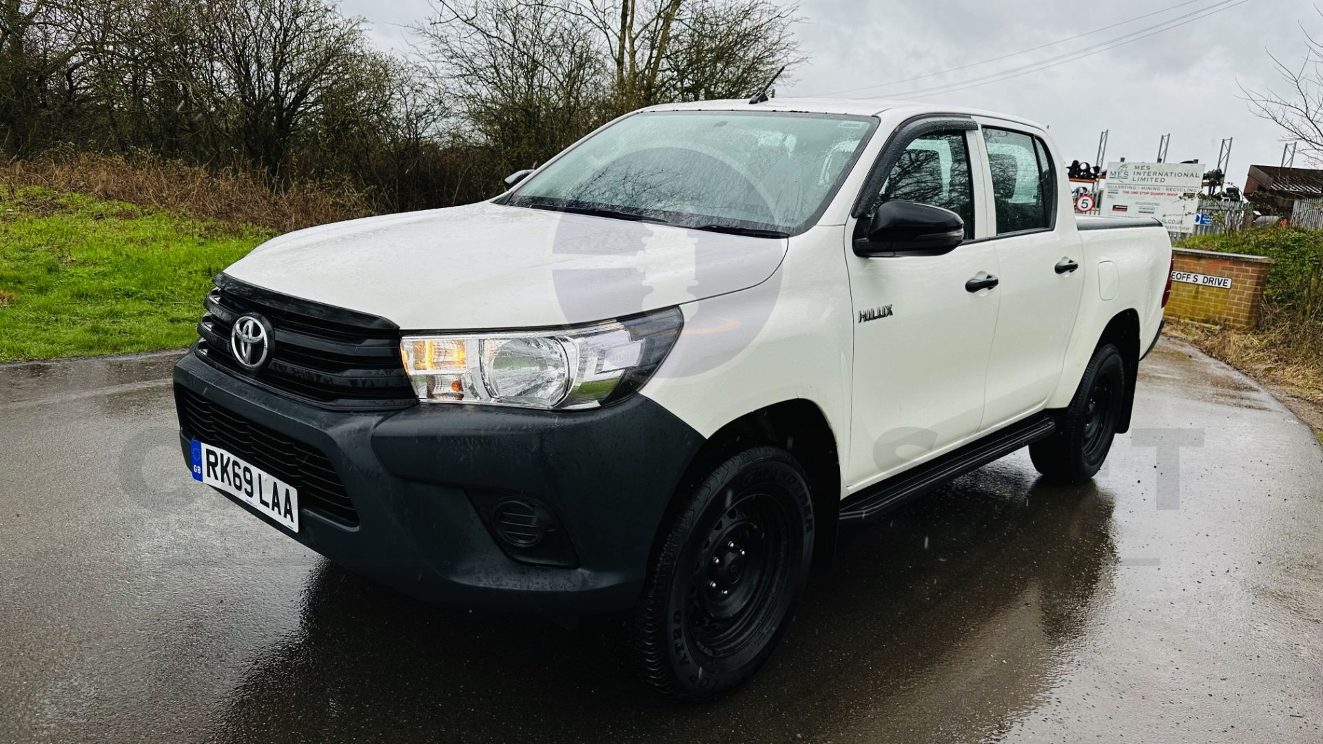 TOYOTA HILUX *DOUBLE CAB PICK-UP* (2020 - EURO 6) 2.4 D-4D - AUTO STOP/START *AIR CON* (1 OWNER) - Image 9 of 48